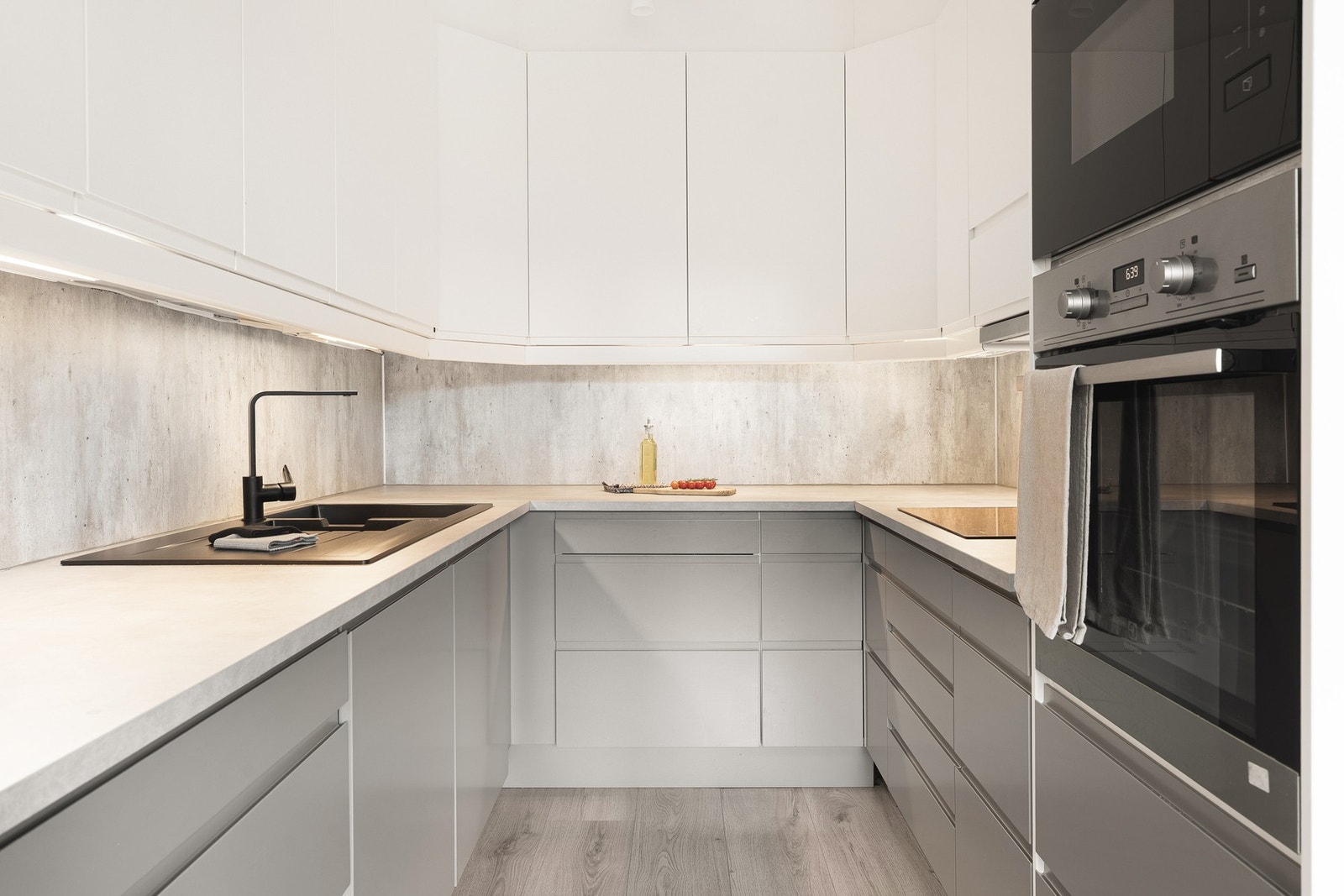 Integrerte hvitevarer på kjøkkenet er stekeovn, platetopp, ventilator, oppvaskmaskin og micro. Galleribilde