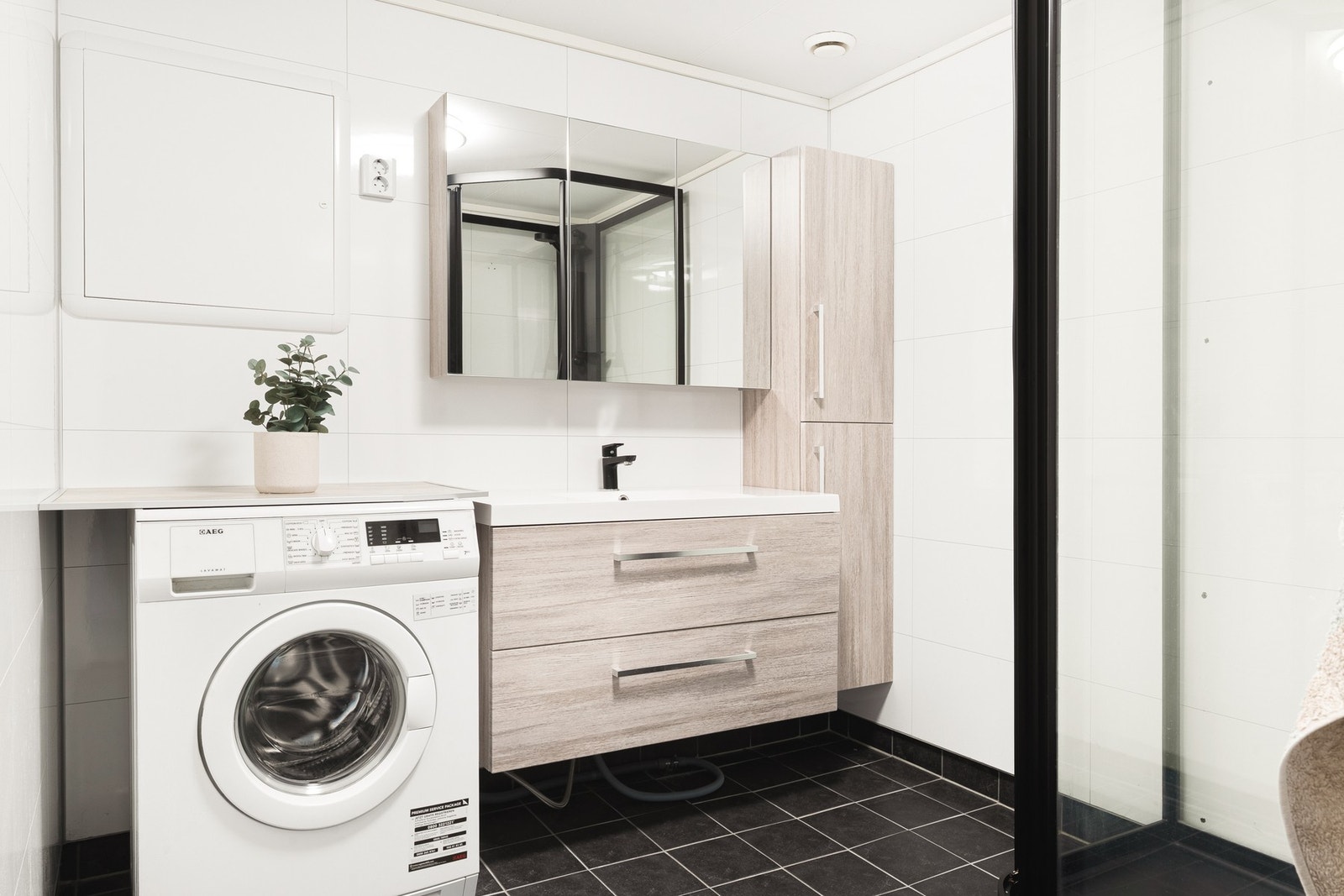 Badet er helfliset, har varmekabler i gulv og måles til 4,6 kvm. Galleribilde