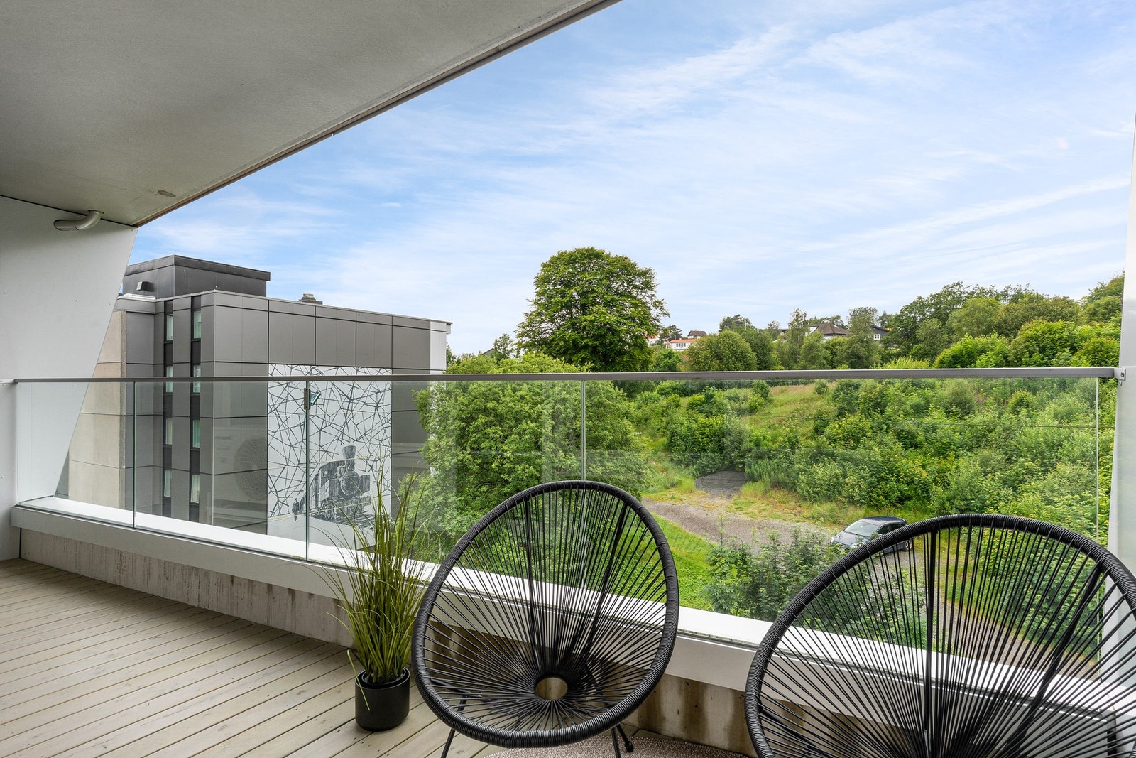 Ut fra stuen kan man ta seg til den vestvendte balkongen. Her er det masse sol fra ettermiddag til kveld. Galleribilde