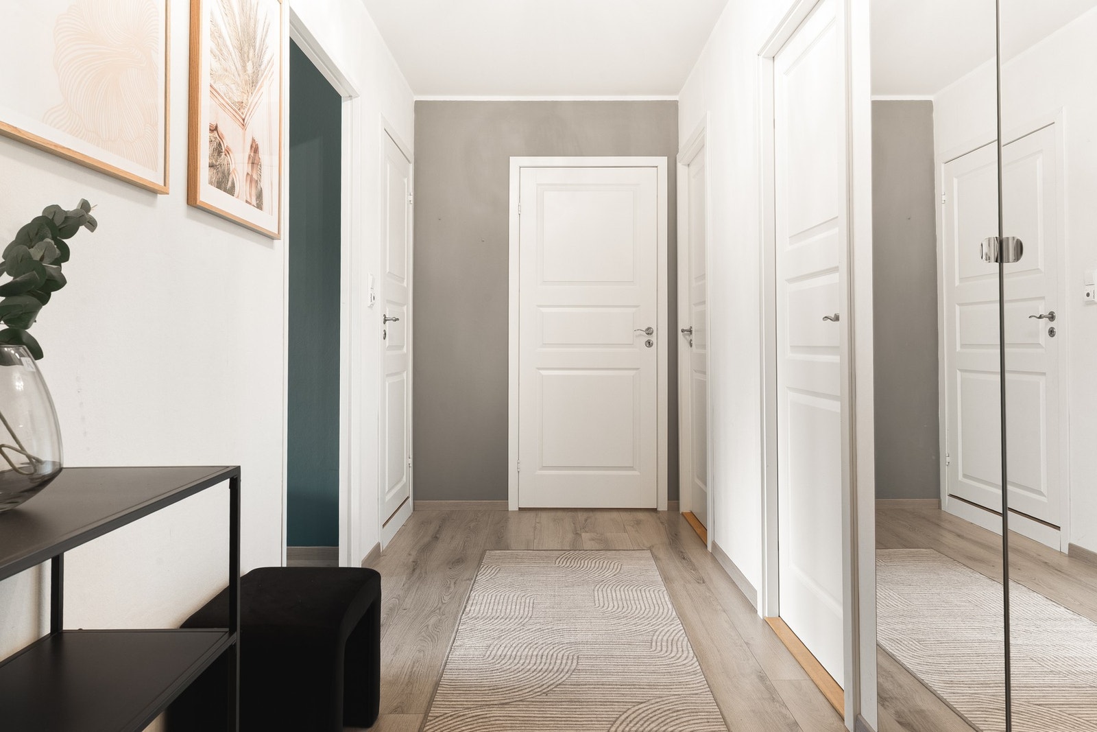 Leiligheten har en lys og lekker 1-stavs laminat som er gjennomgående på alle rom foruten bad og toalett. Galleribilde