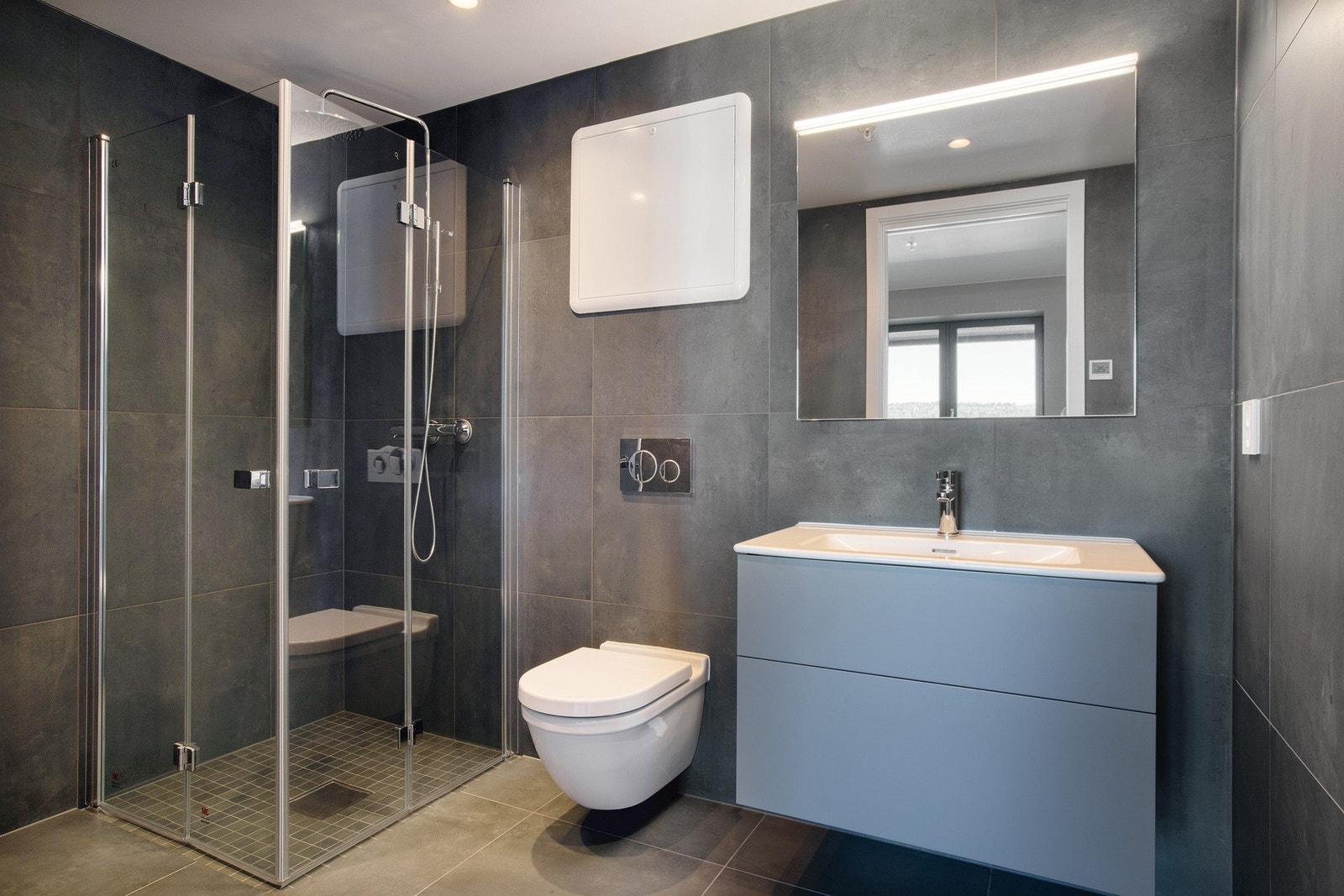 Pent flislagt bad i mørke toner Galleribilde