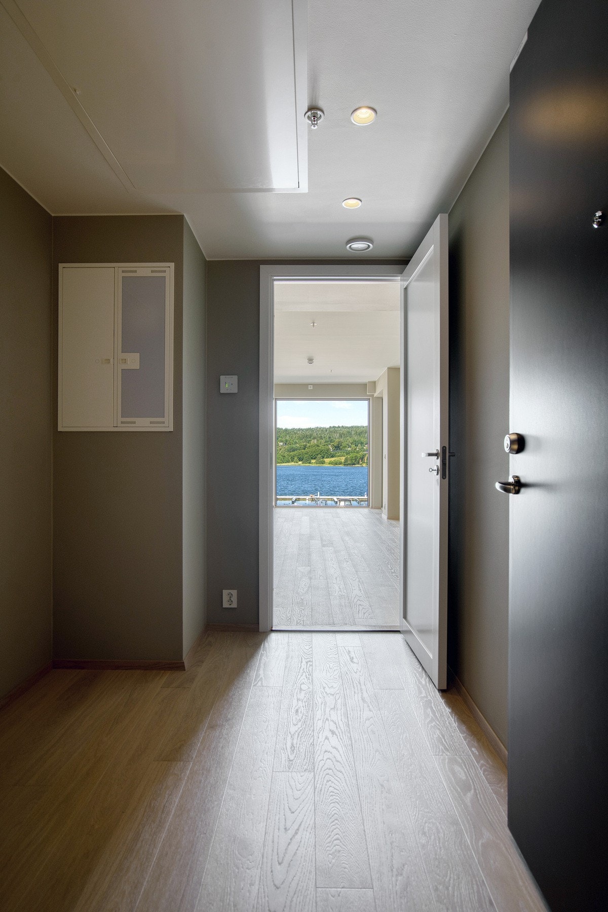 Velkommen inn! I entréen er det plass til garderobe og det første som møter deg er denne utsikten Galleribilde