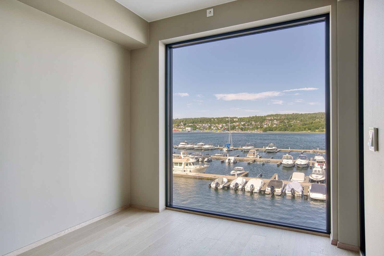 Nyt utsikten ut mot Mossesundet og båtliv! Galleribilde