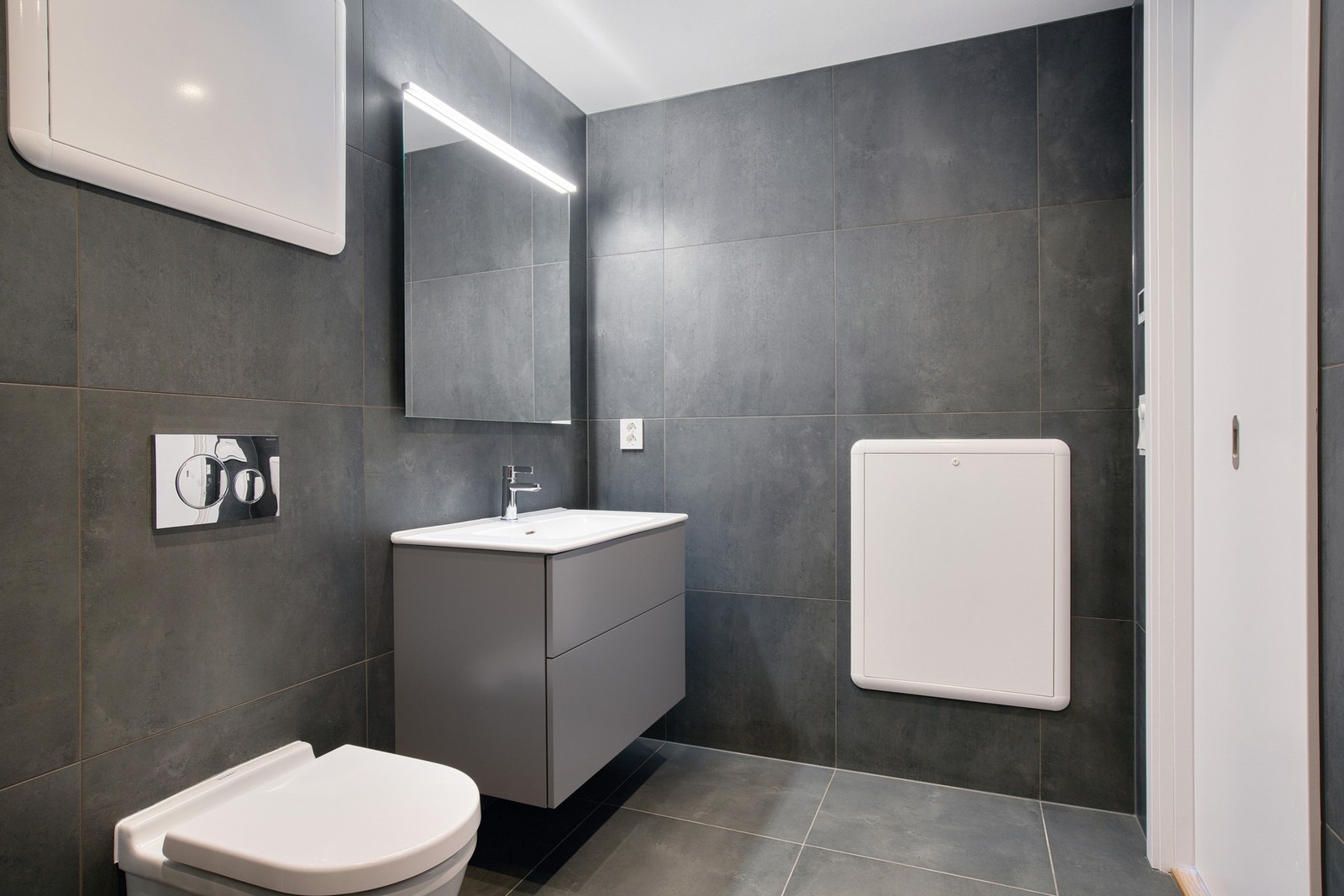 Vegghengt toalett og servant på innredning Galleribilde