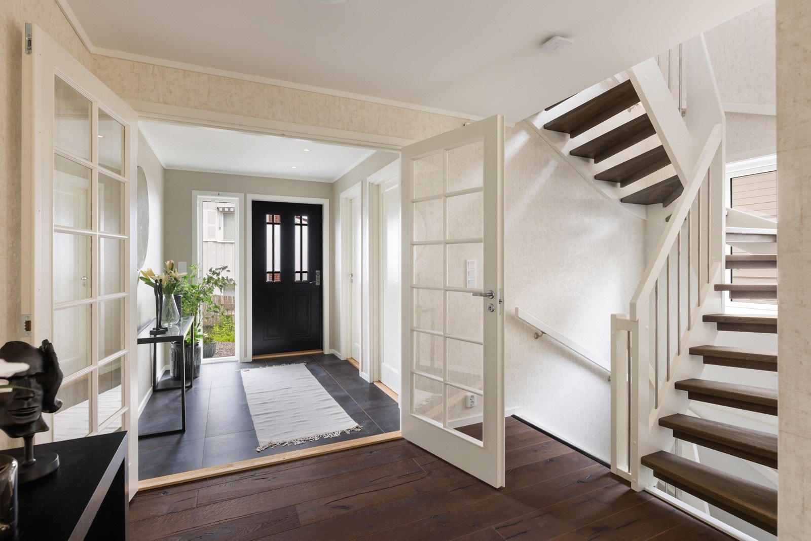 Den flotte U-trappen med trinn, vanger og rekkverk i malt tre gir et stilfullt preg. Galleribilde