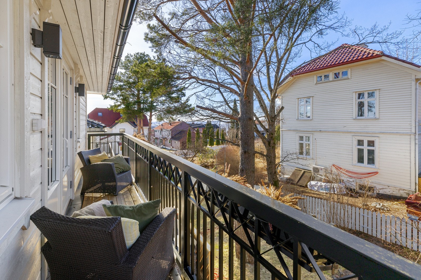 Herlig, nordvestvendt balkong på ca. 8,3 kvm hvor solen kommer ca kl 13. Galleribilde