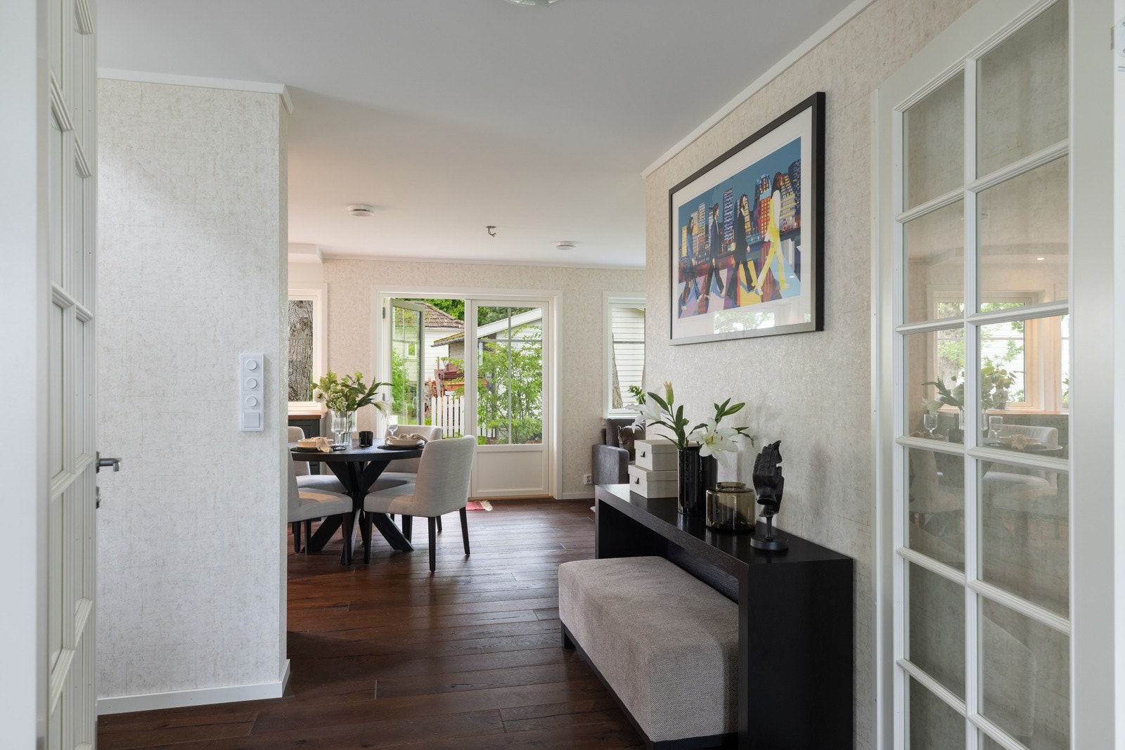 Gangen har enstavsparkett på gulvet og tapet på veggene. Galleribilde