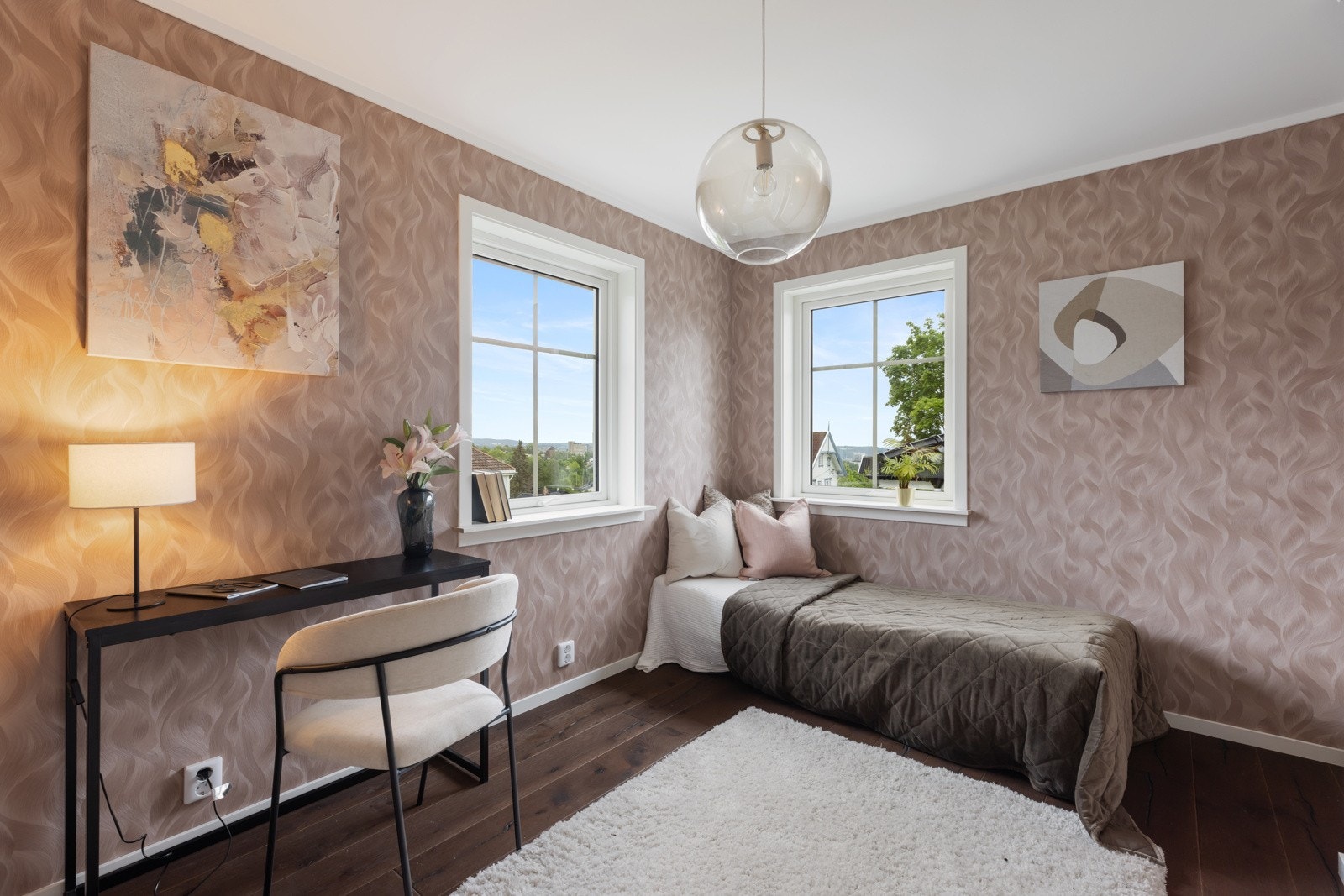 Begge rommene har enstavsparkett på gulvet, og den ene har malte overflater mens den andre har tapet, noe som gir et variert og koselig preg. Galleribilde