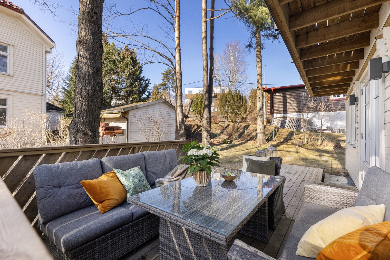 Terrassen fungerer som en flott forlengelse av stuen, perfekt for sommerens utemåltider og avslapning. Galleribilde