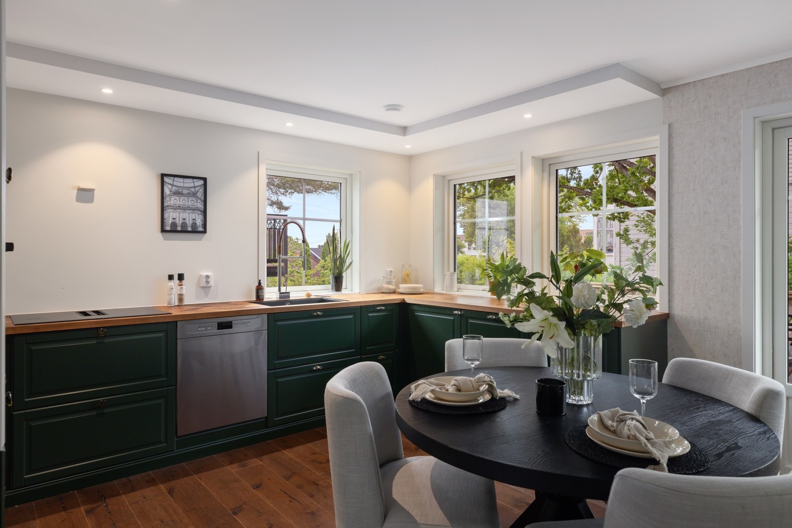 Over kjøkkenbenken finner man downlights i himlingen, som gir godt arbeidslys. Galleribilde