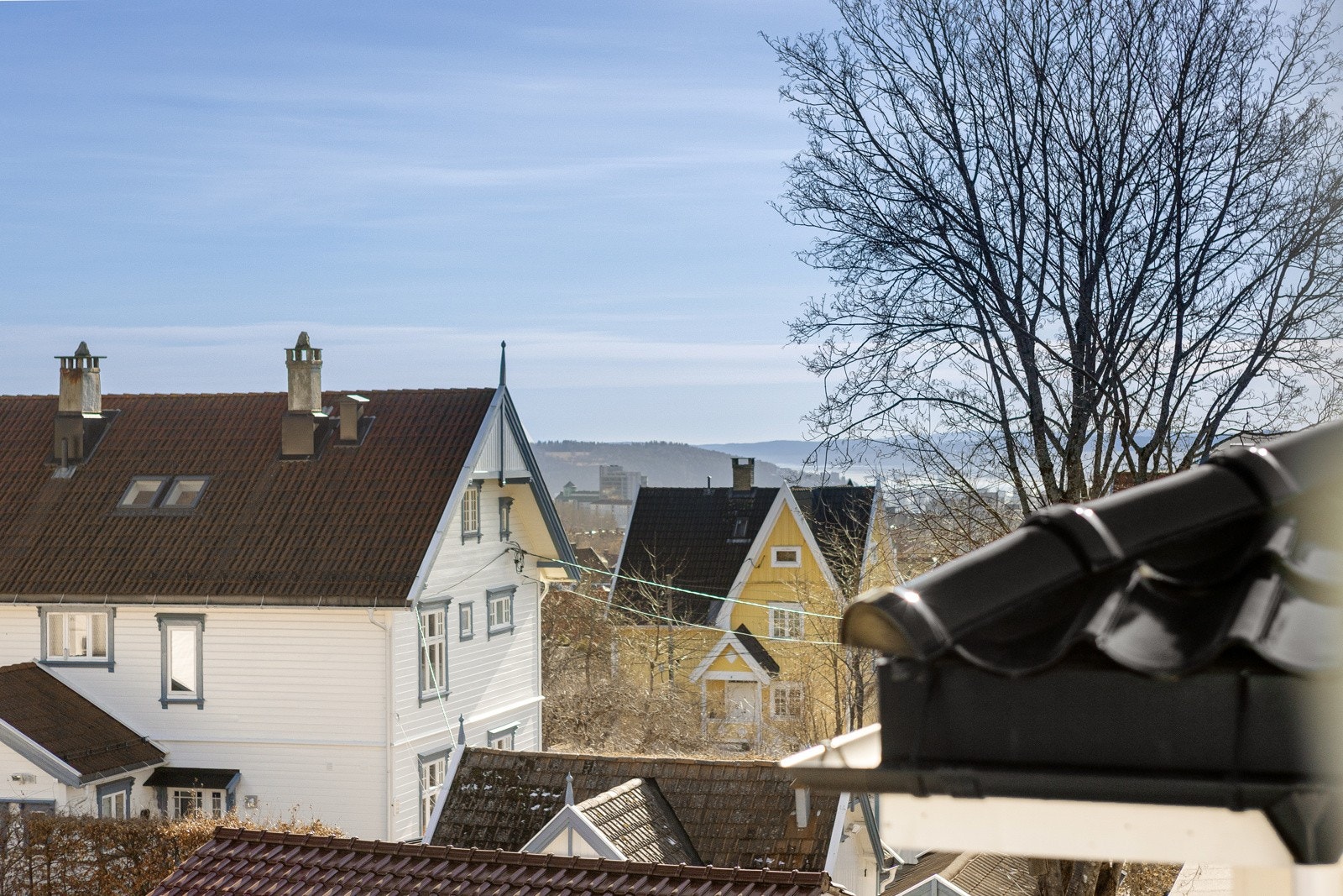 Utsikt mot Ekeberg og Bunnefjorden fra soverom/kontor i annenetasje. Galleribilde