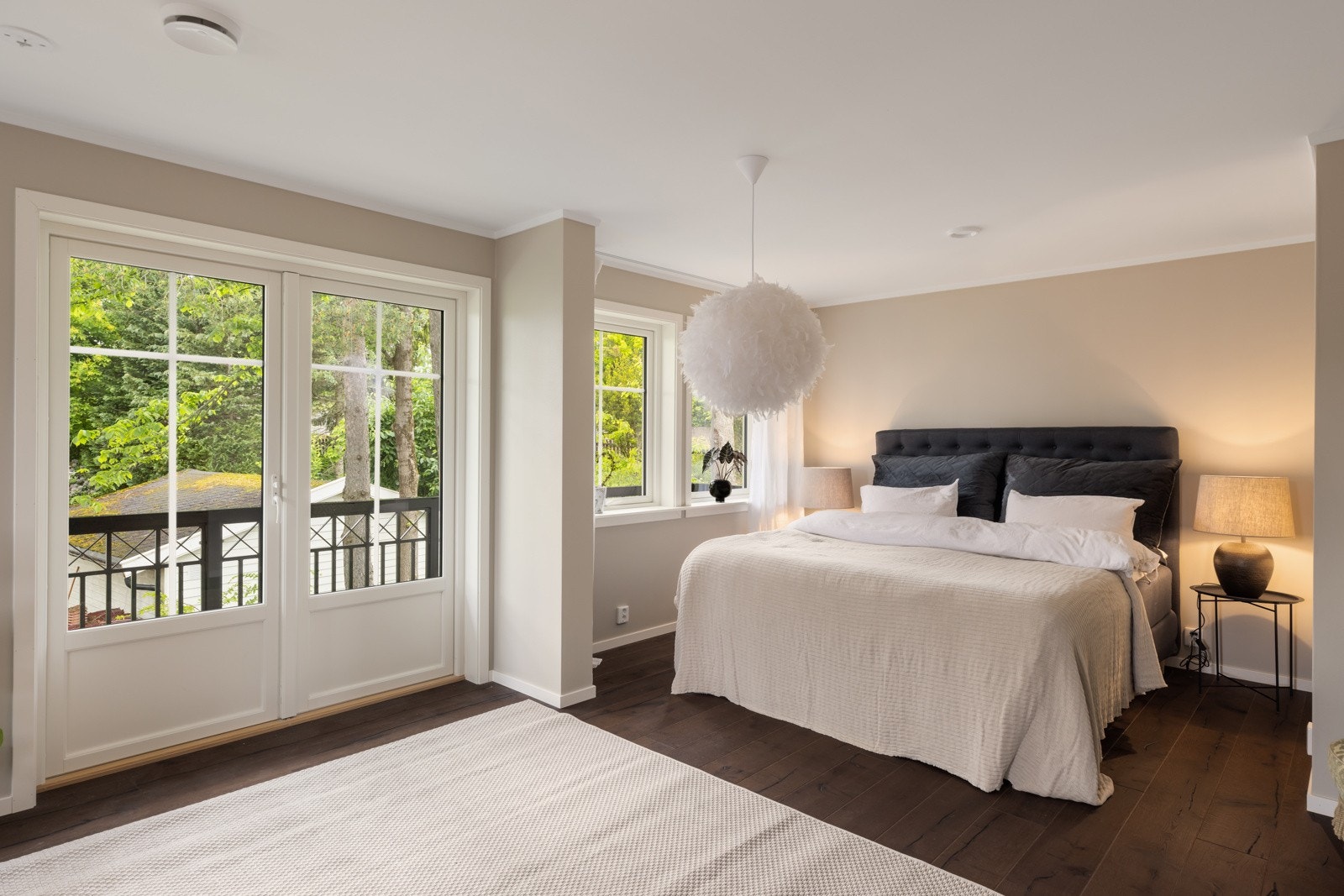 Fantastisk hovedsoverom med balkong og eget bad. Hovedsoverommet er stort nok til å kunne gjøres om til to soverom. Galleribilde