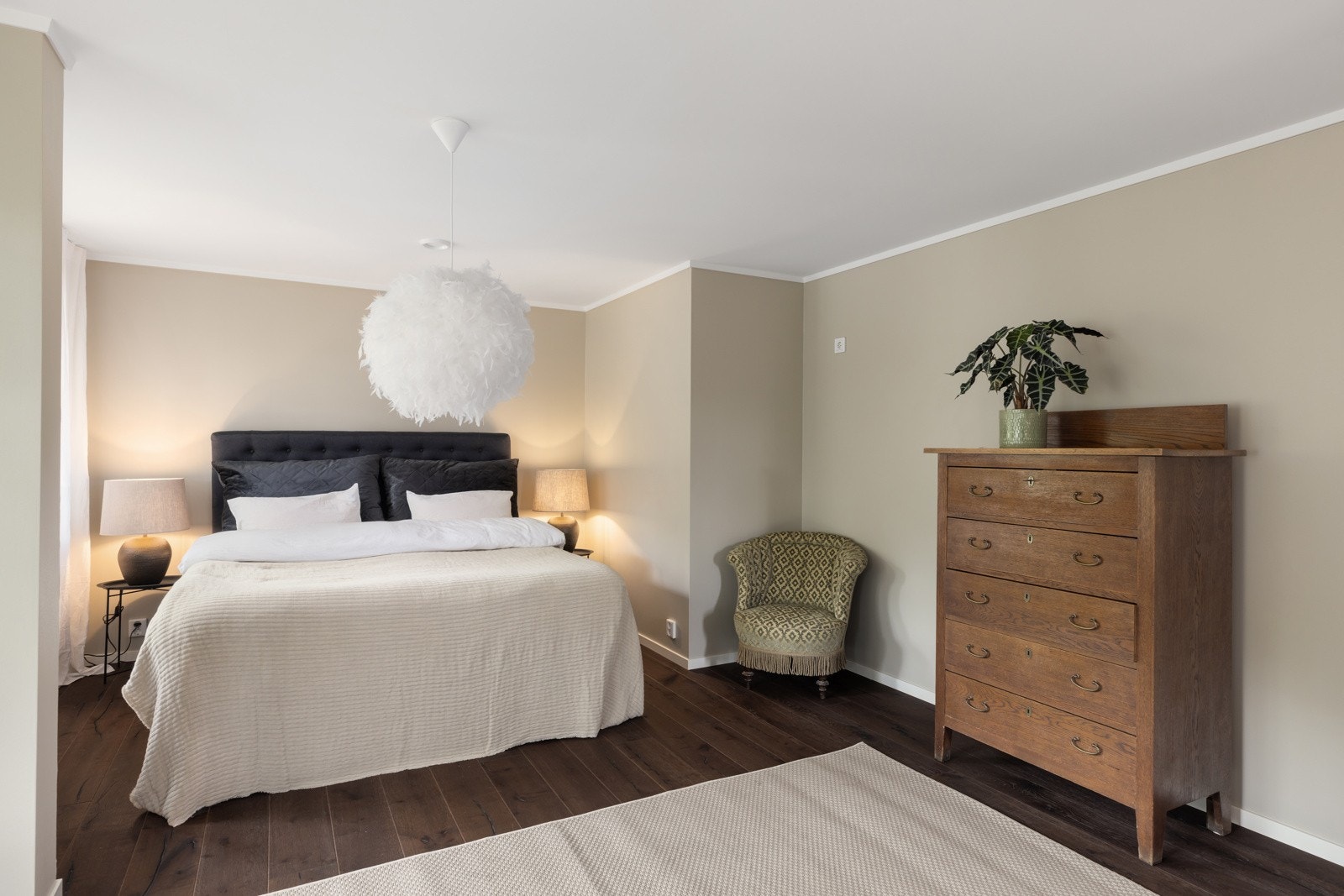 Rommet byr på svært god plass til både dobbeltseng, garderobeskap og en egen seksjon for sofastoler. Galleribilde