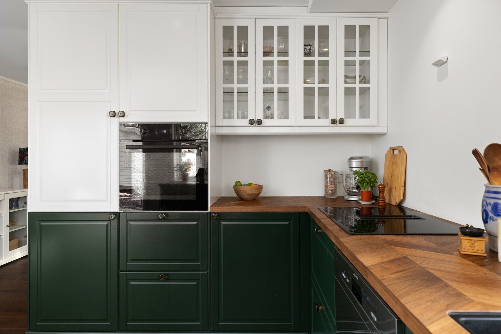 Kjøkkenet er utstyrt med stekeovn, 80cm platetopp med integrert ventilator, kjøl/frys, og oppvaskmaskin. Galleribilde