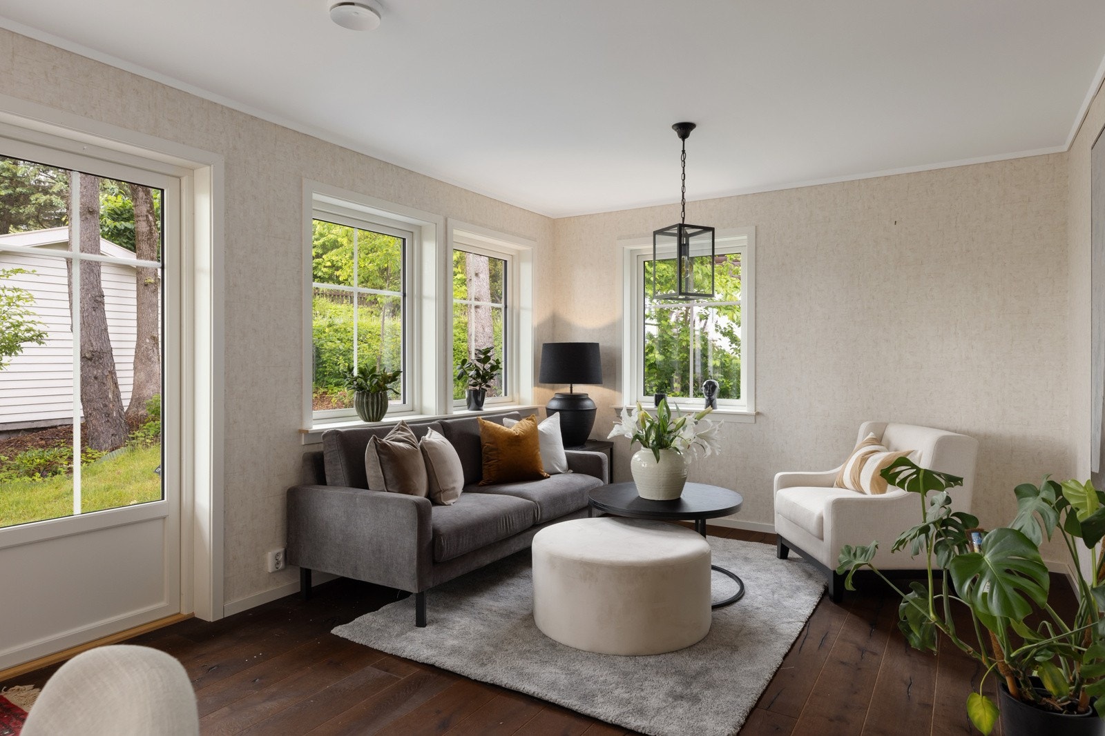 Det er kvalitetsparkett fra Kährs på gulv og tapet på veggene. Galleribilde