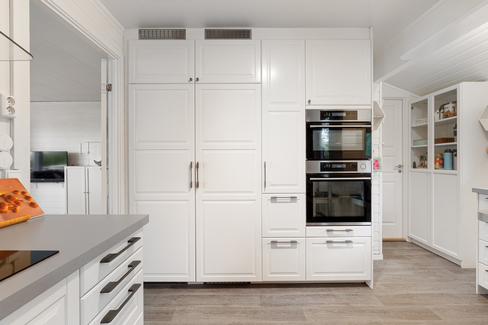 Her får du bl.a. hvitevarer i arbeidshøyde, rikelig med lagring i over- og underskap og mye benkplass. Galleribilde