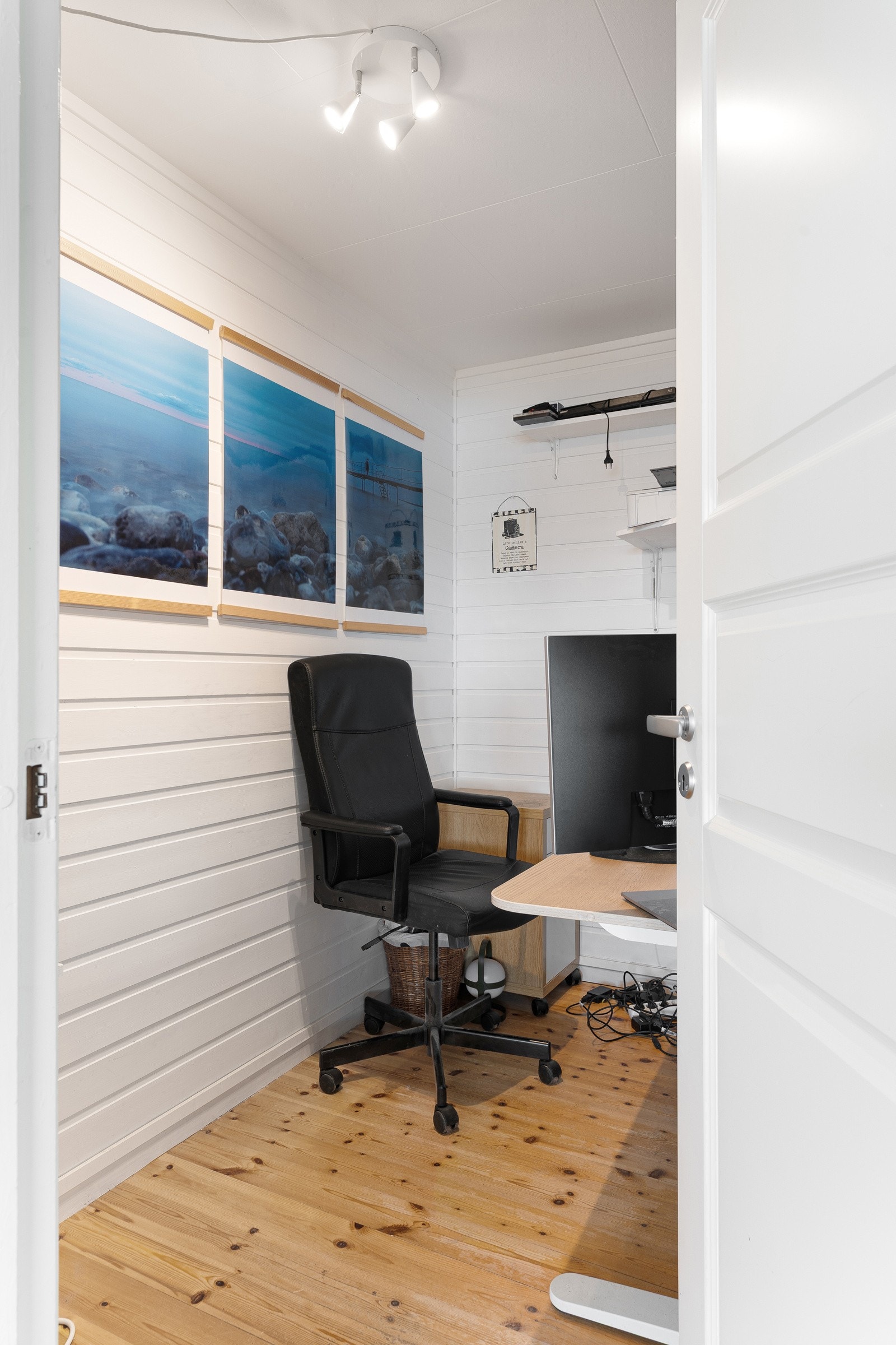 Selger har etablert et kontorrom i stuen, perfekt for hjemmekontoret. Galleribilde