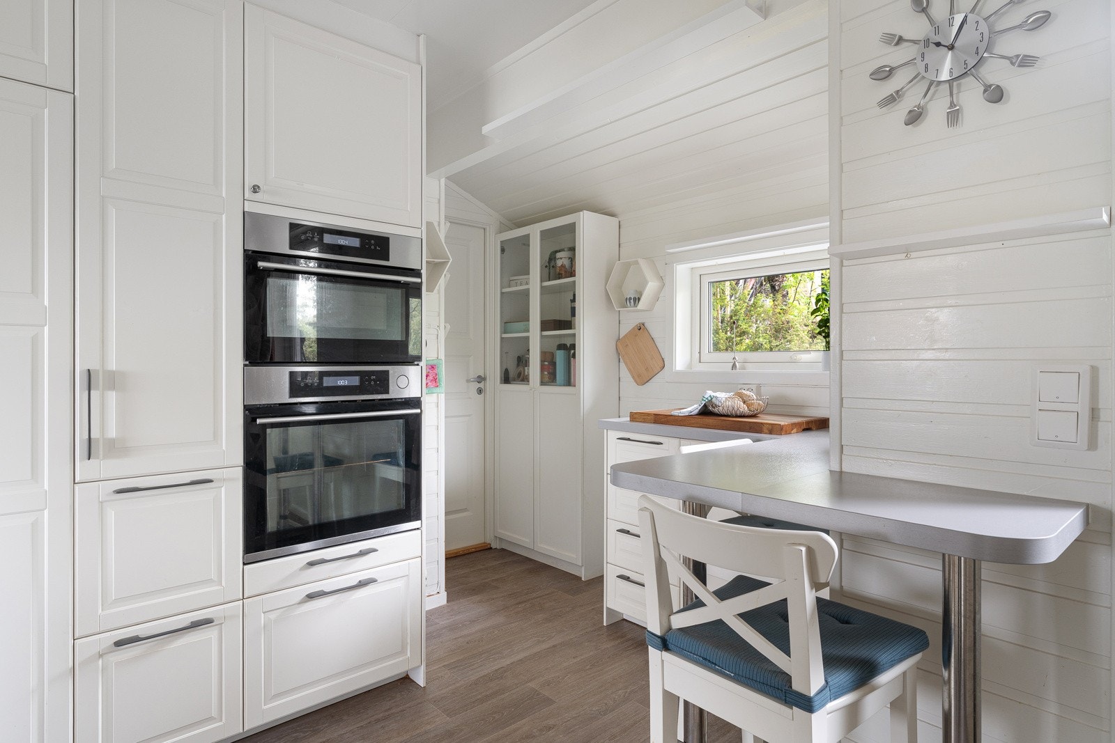 Fra kjøkkenet kommer du deg ut til platting bak huset. Galleribilde