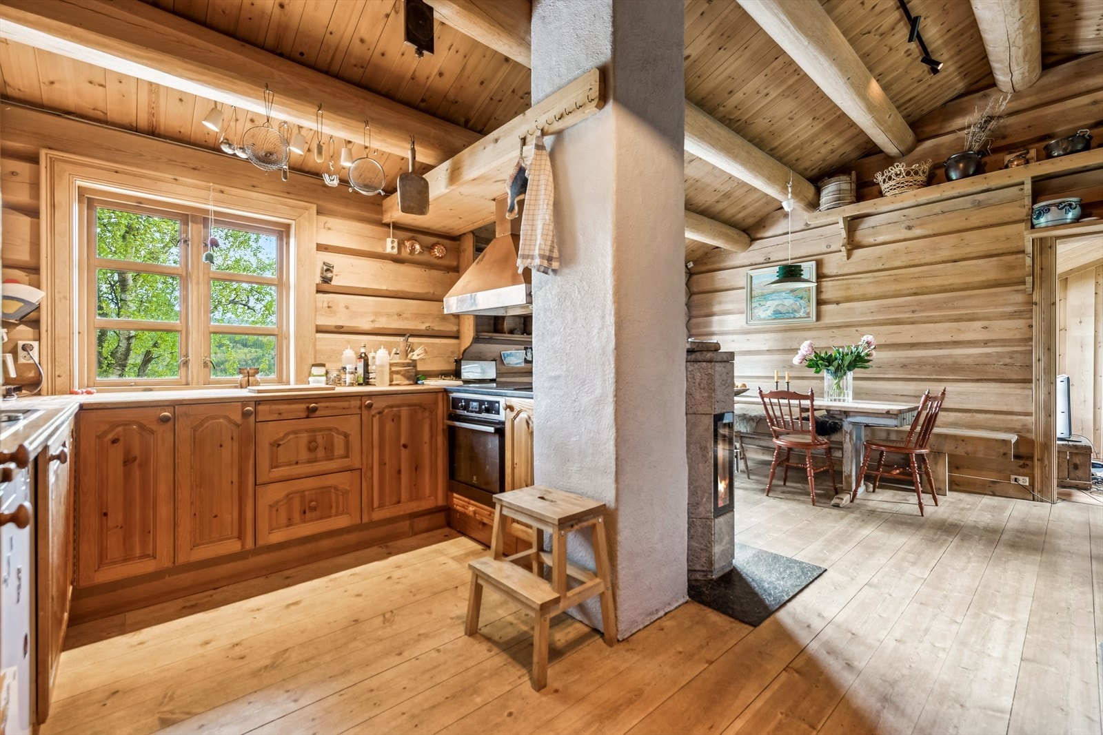 Kjøkken i åpen løsning mot spisestue. Galleribilde