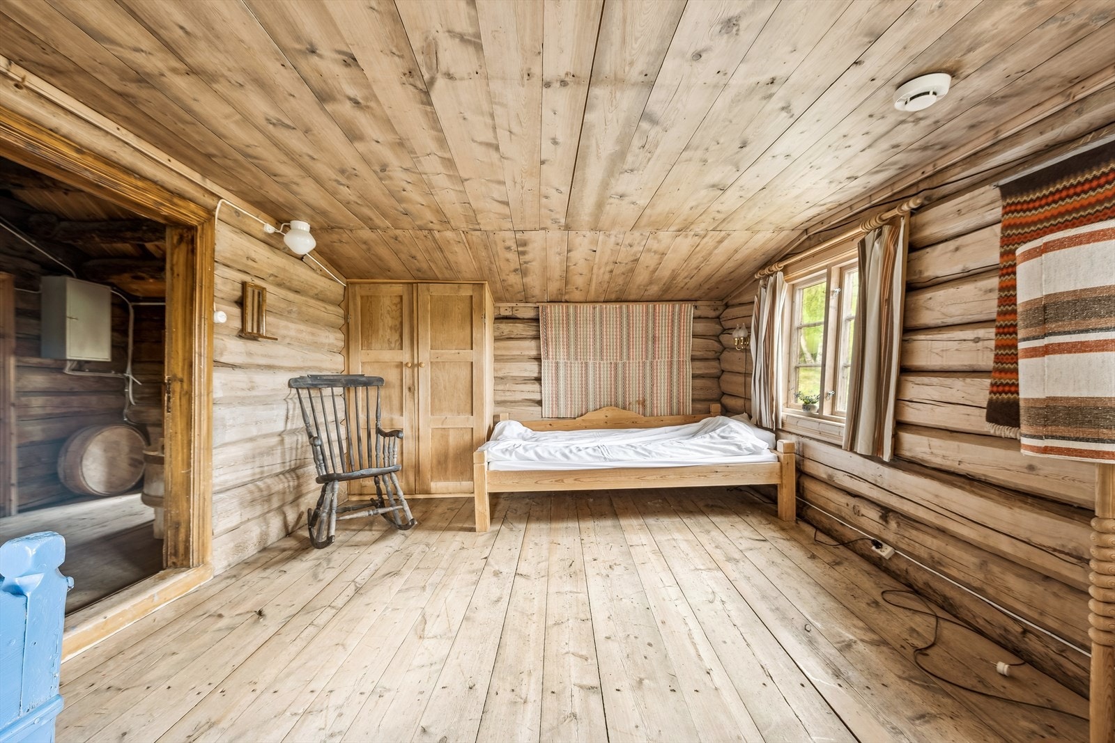 Stort soverom i 2. etasje på den eldste boligen. Galleribilde