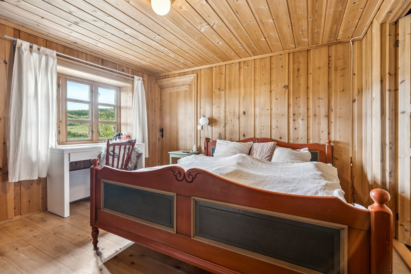 Soverom i kjeller i nyere bolig med dør til walk-in-closet. Galleribilde