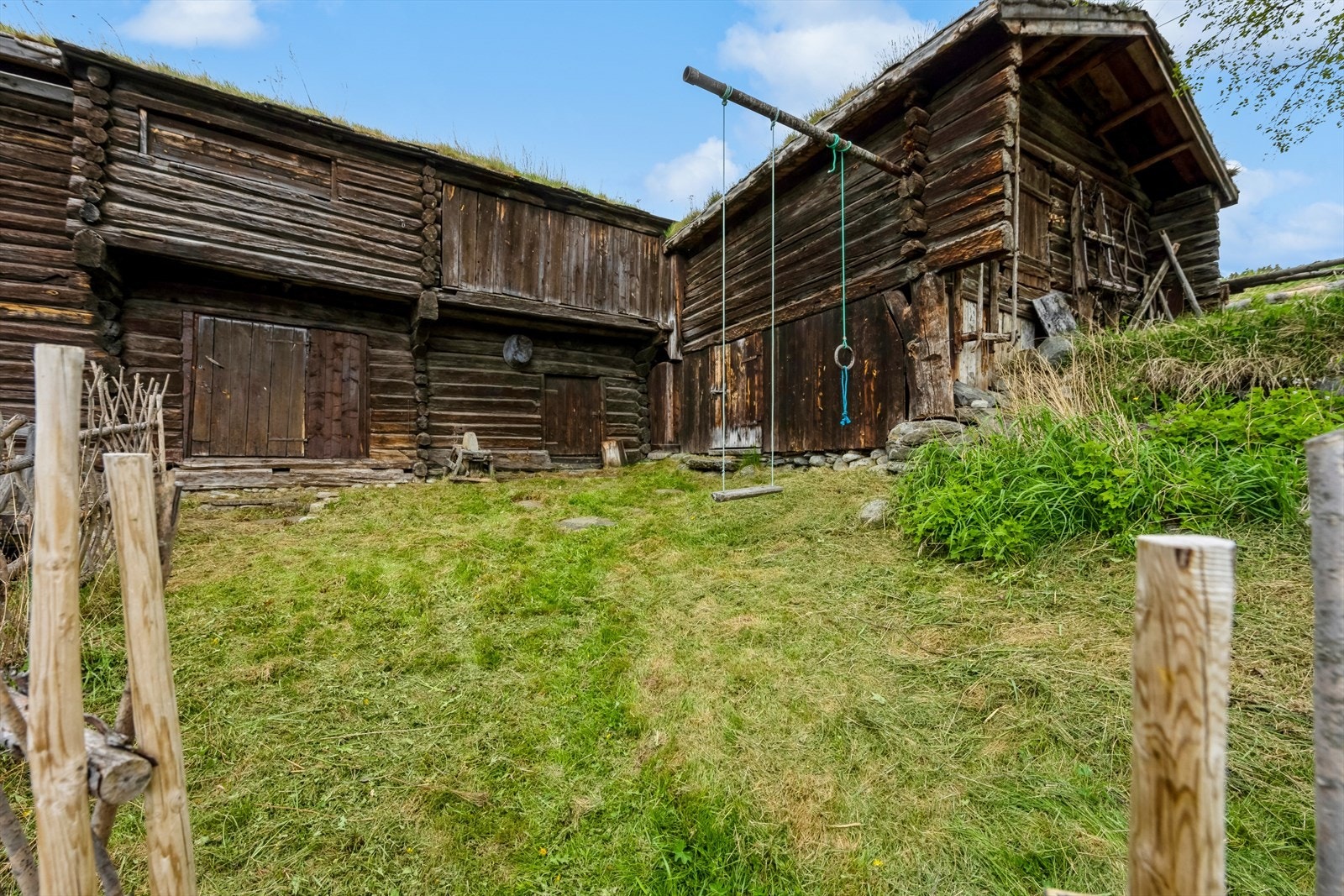 Låve som del av tunet. Låven er fra 1600-tallet med gildehall. Galleribilde