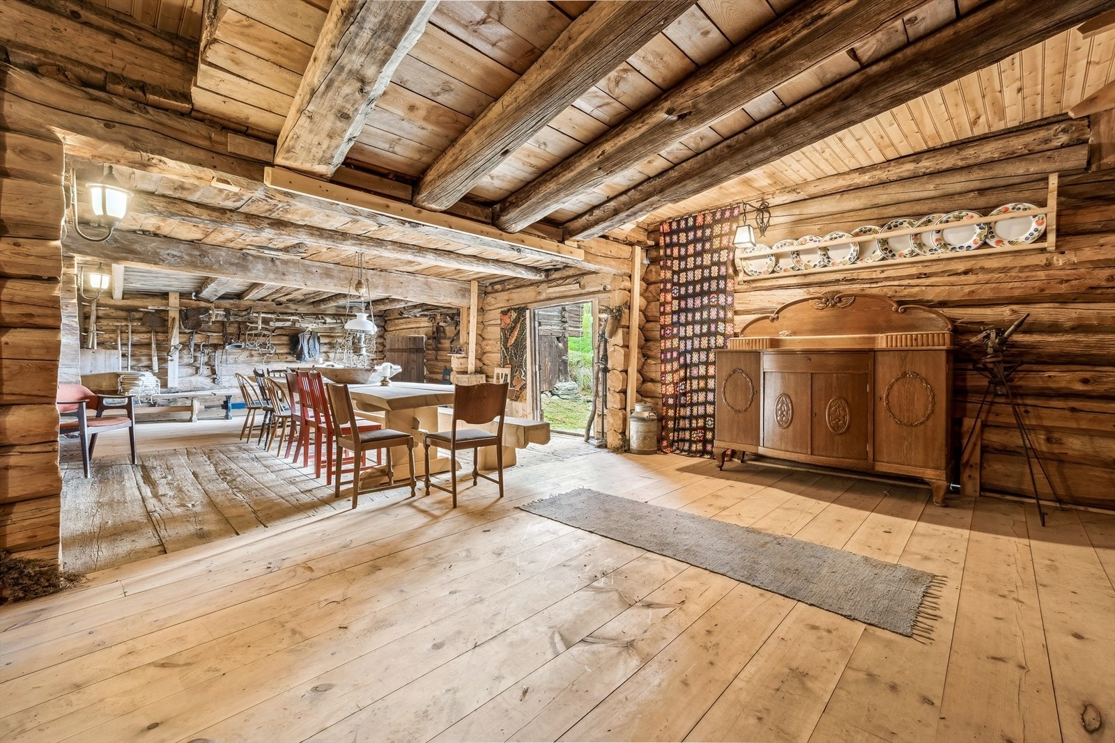 Flott innredet låve / Gildehall med innlagt strøm og utgang til tunet. Galleribilde