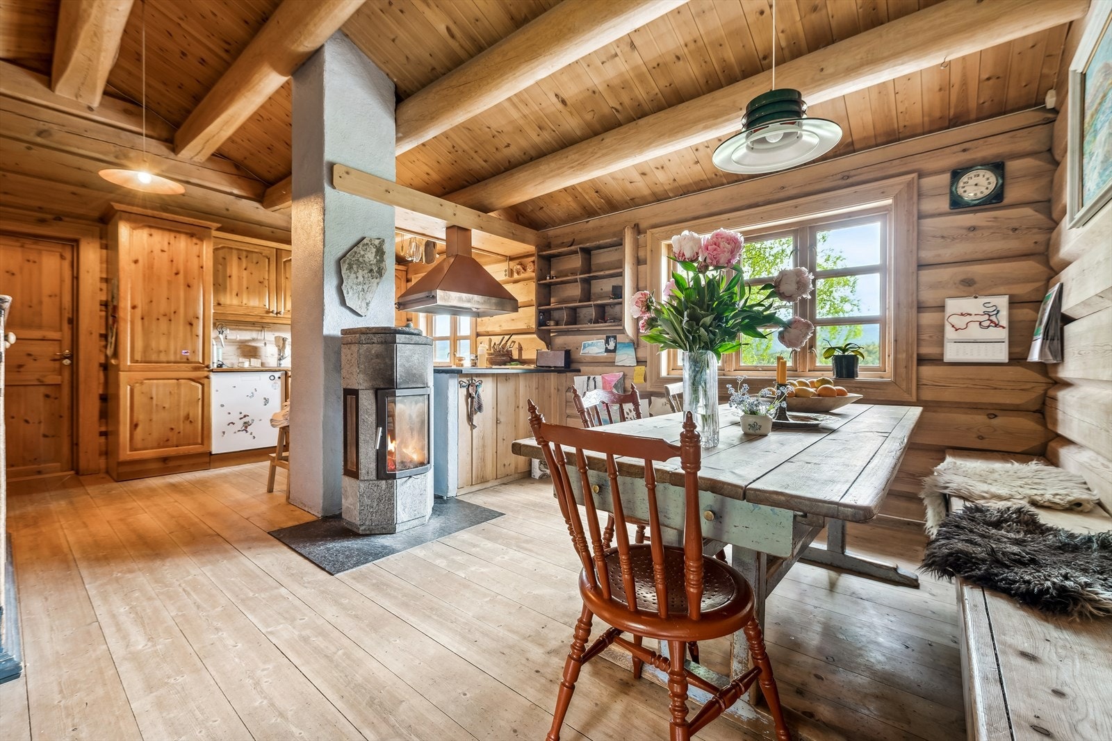 Kjøkken/ spiseplass med stemningsfull peisovn. Galleribilde