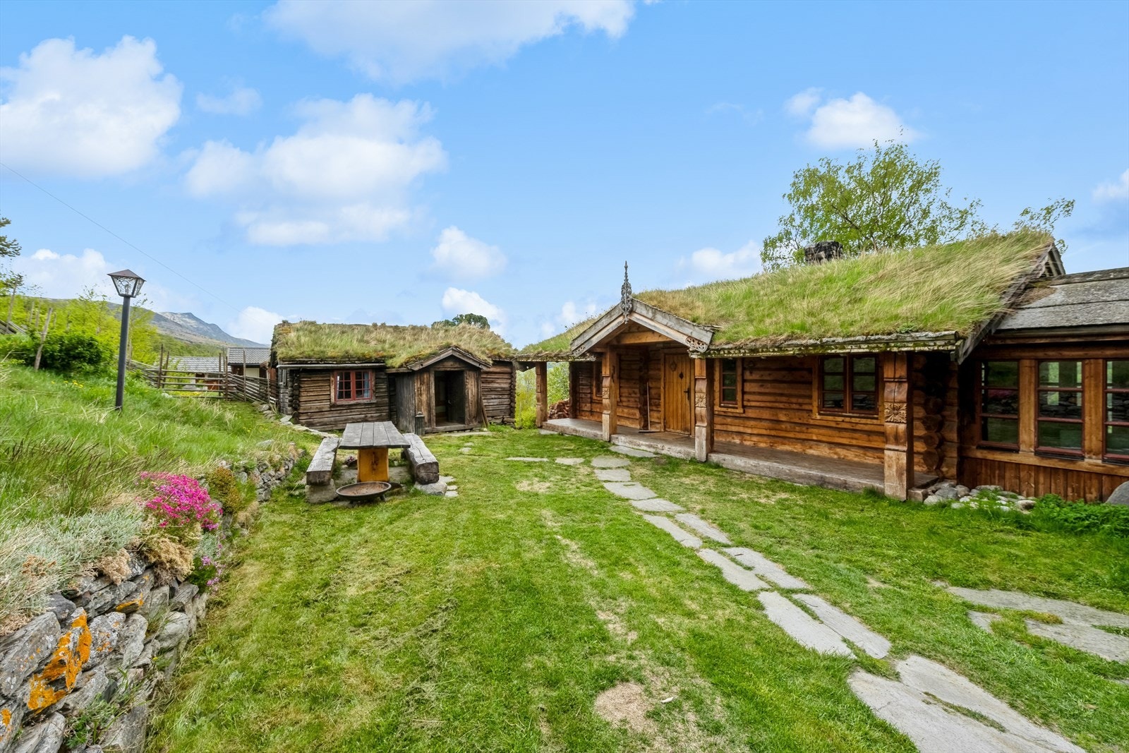 Pent opparbeidet tun med anneks inntil boligen - Opparbeidet kjøkkenhage til venstre i bilde. Galleribilde