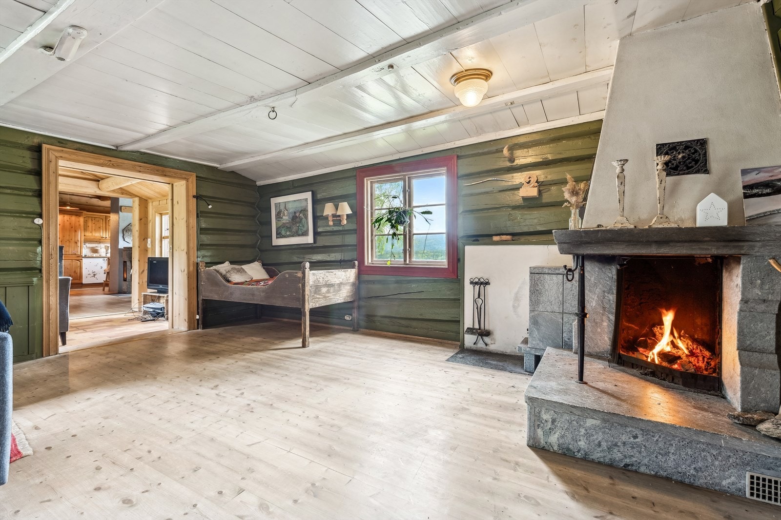 Stue med peiskos i historisk del fra 1600-tallet. Galleribilde