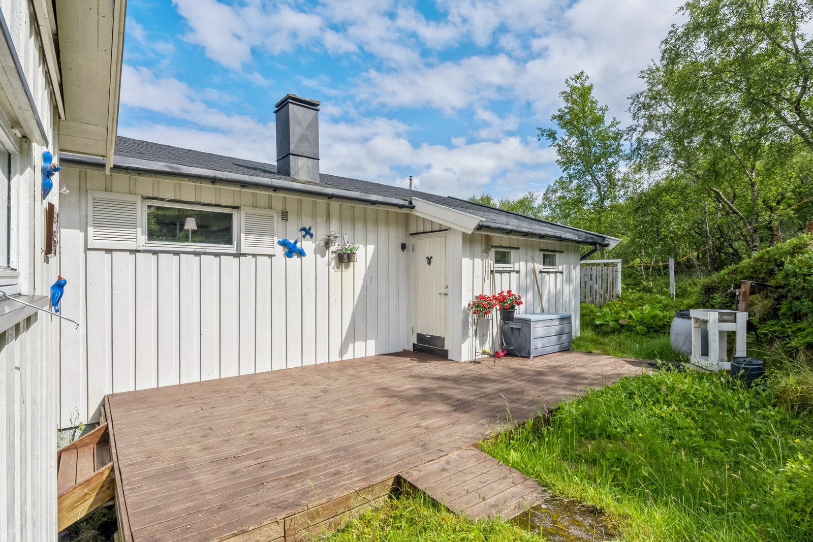 Stor flott uteplass ved inngangspartiet Galleribilde