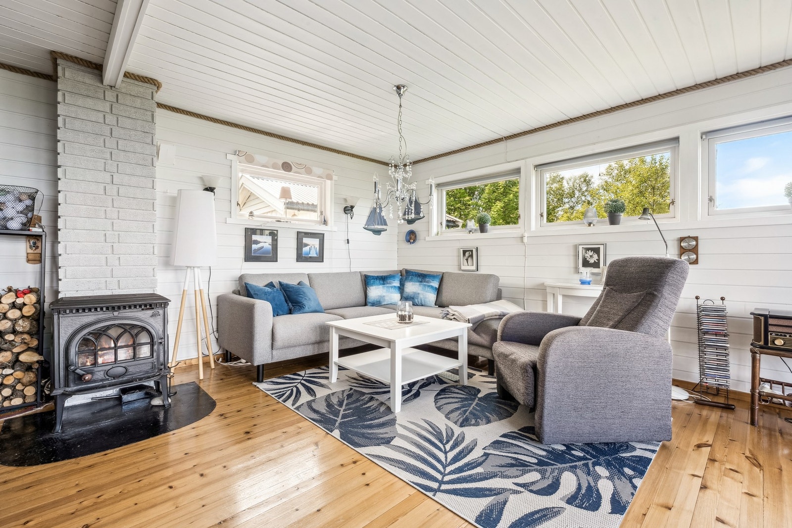 På stuen er det vedfyring Galleribilde