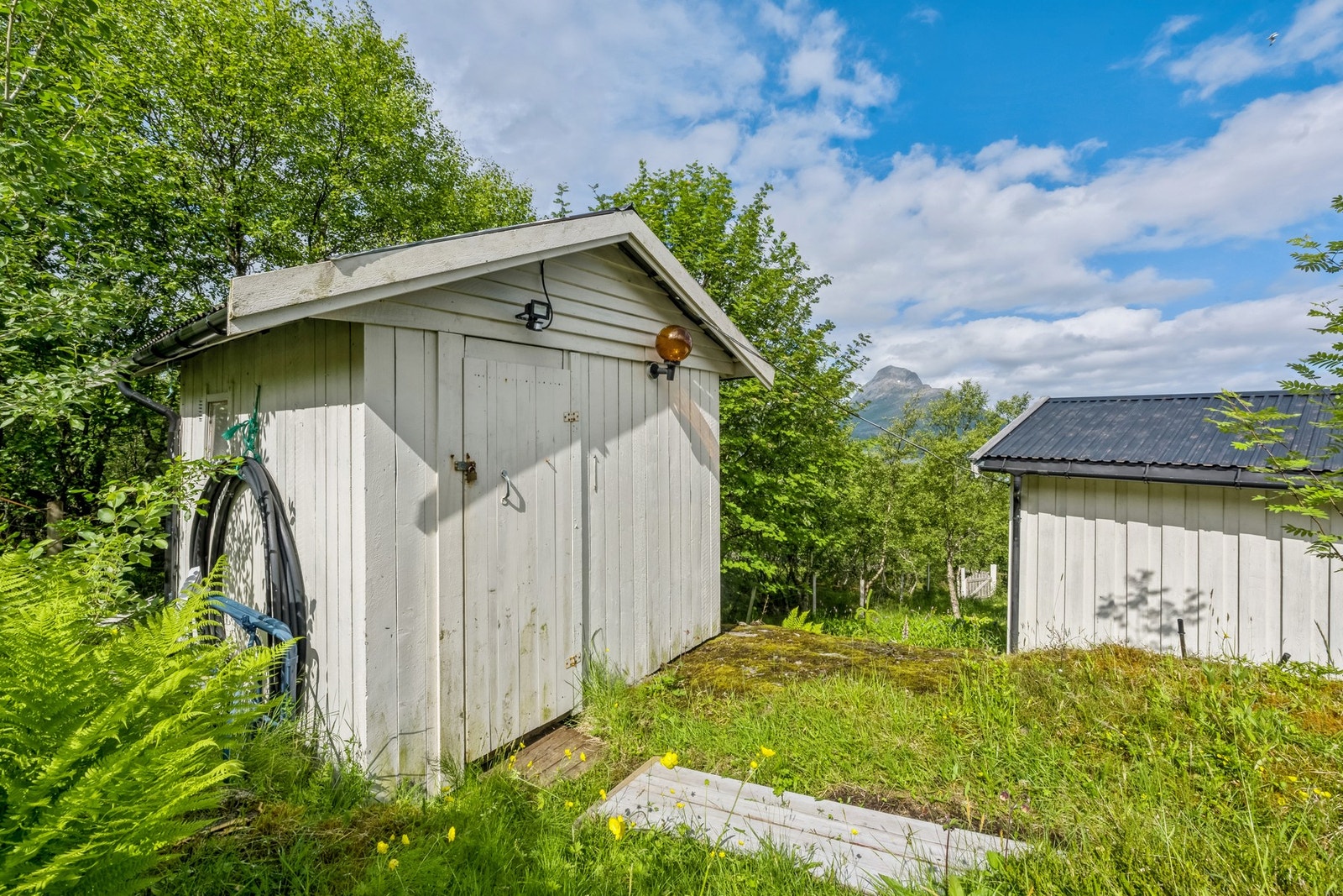 Uthus med utedo Galleribilde