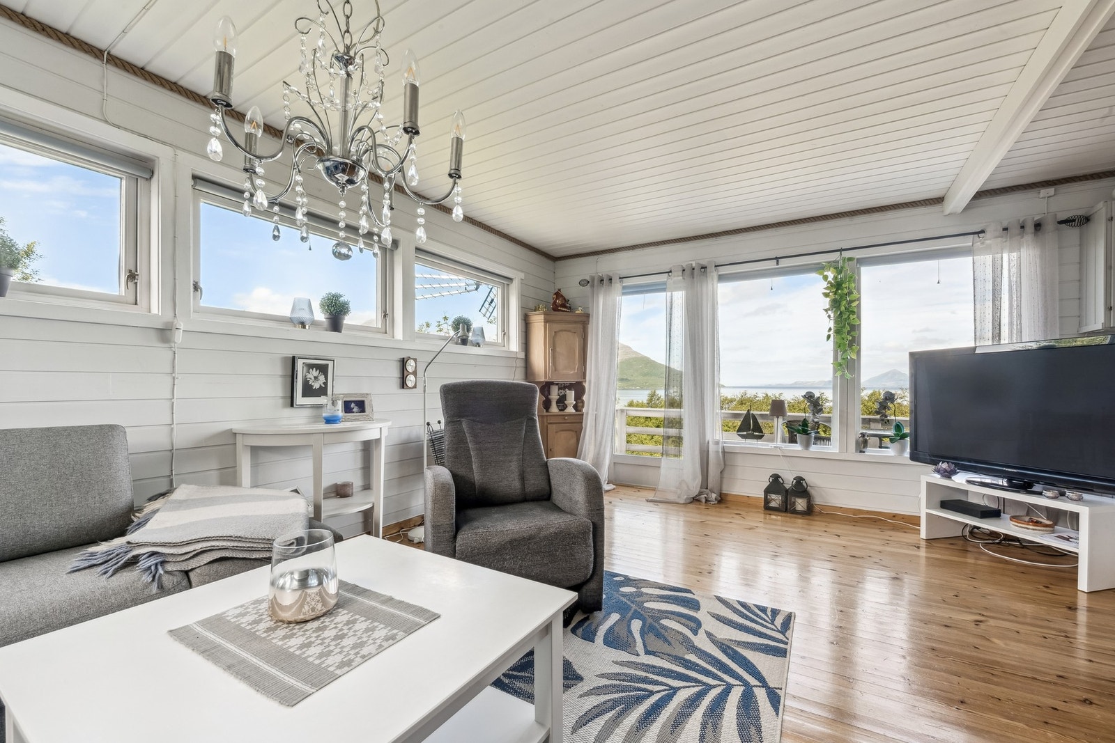 Hytta har en koselig og lun stue Galleribilde