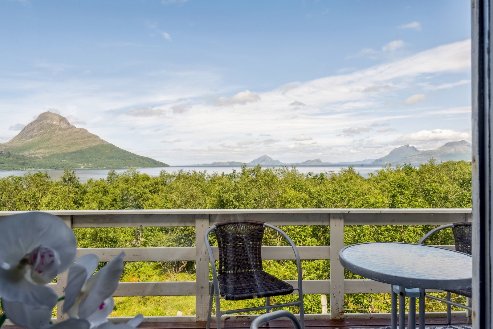 Flott utsikt mot Tomma og Sjona Galleribilde