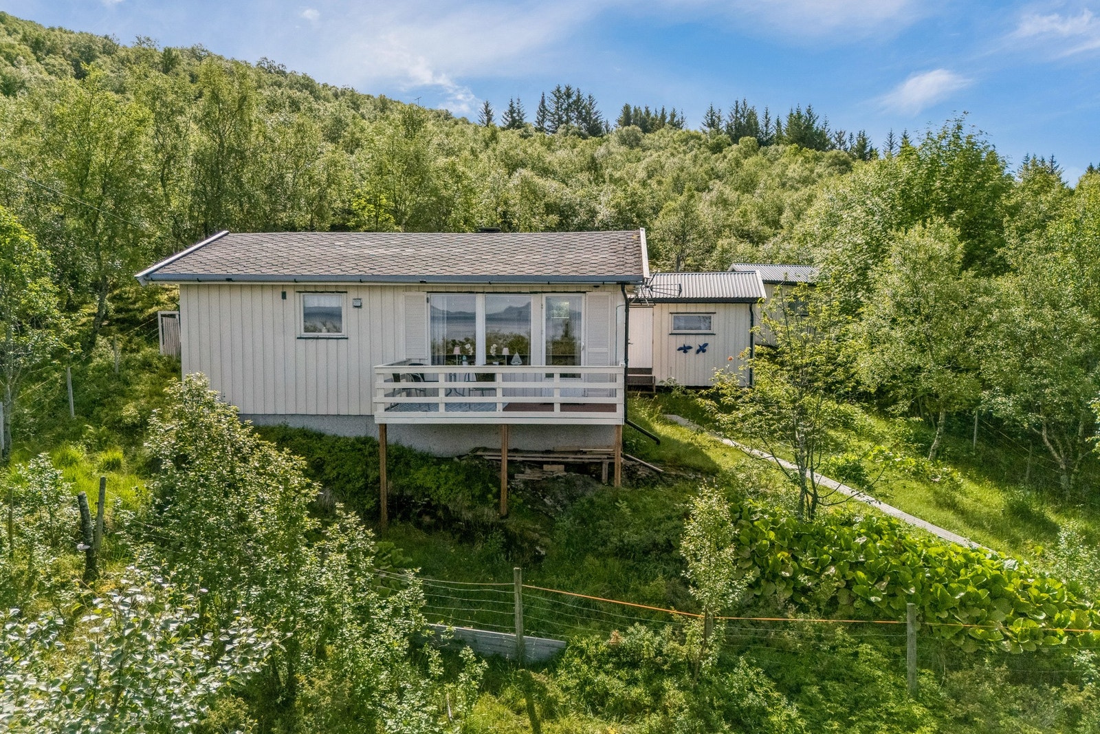 Fritidsbolig på vakre Handnesøya. Anneks, uthus m/utedo og naust. Flott utsikt og solgang! Galleribilde