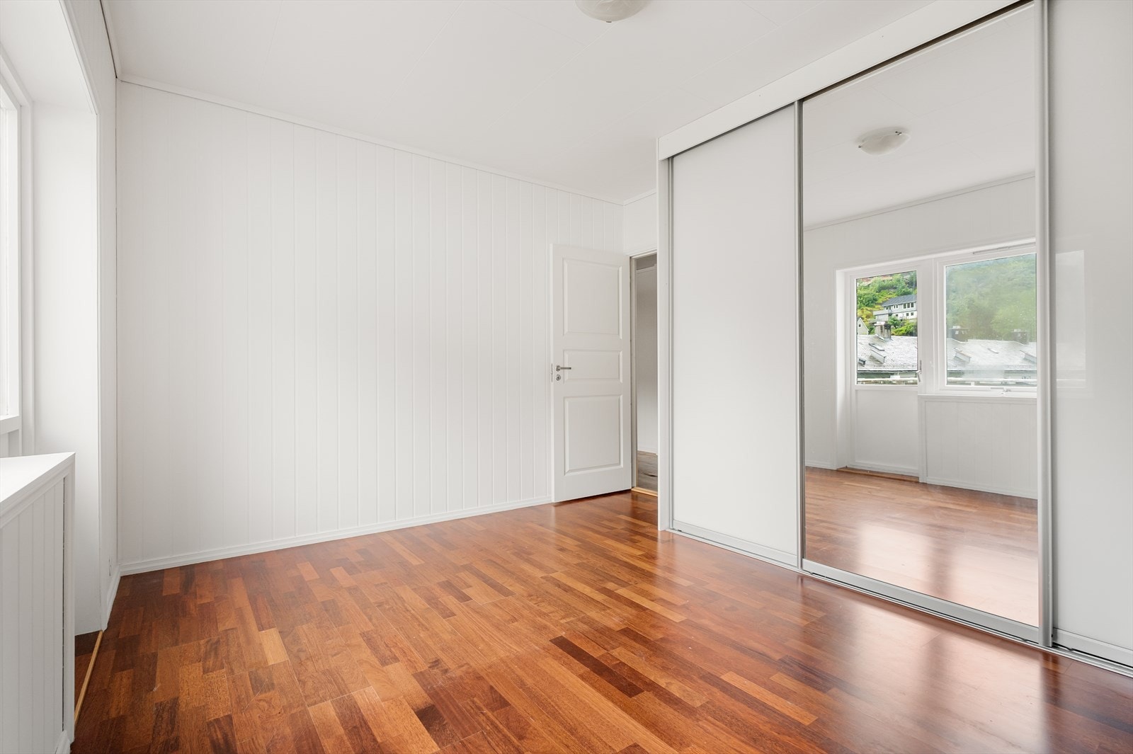 Soverommet med veranda har god plass i skyvedørsgarderobe Galleribilde