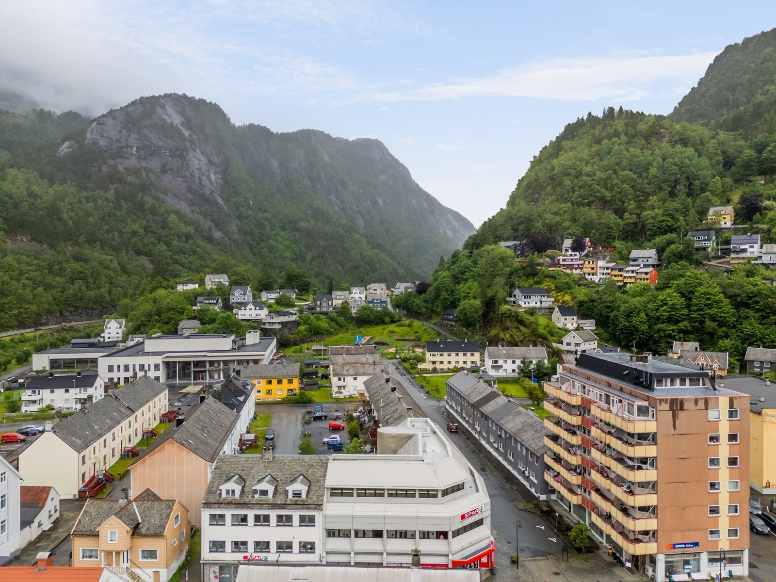 Dale er grønt og frodig med mektige fjell rundt Galleribilde
