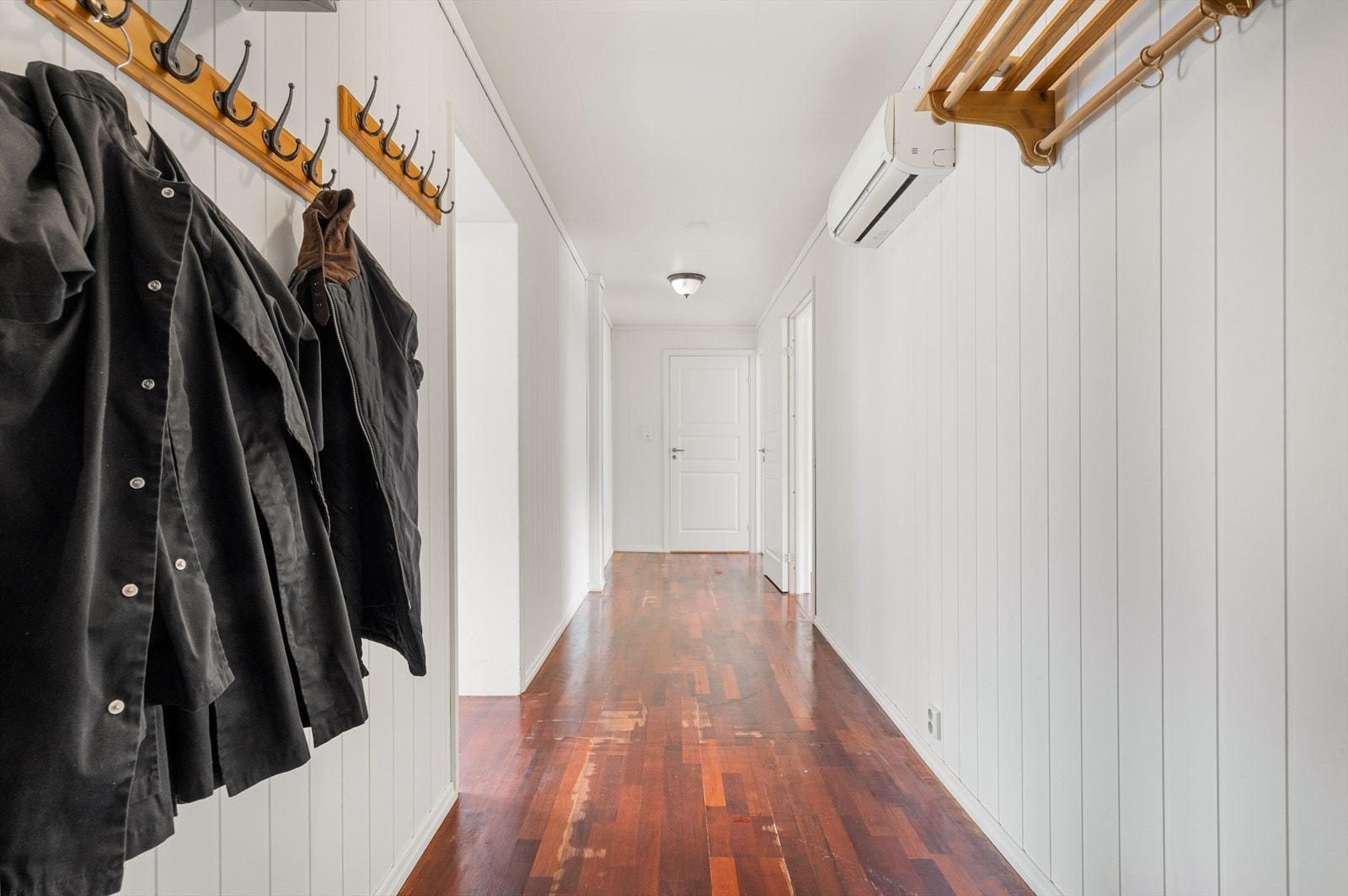 Gang/ entré med plass til å henge fra seg Galleribilde