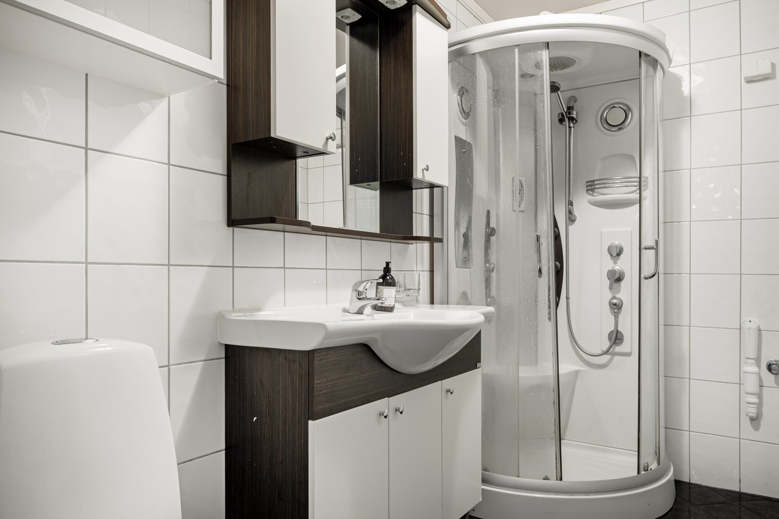 Badet er innredet med dusjkabinett Galleribilde