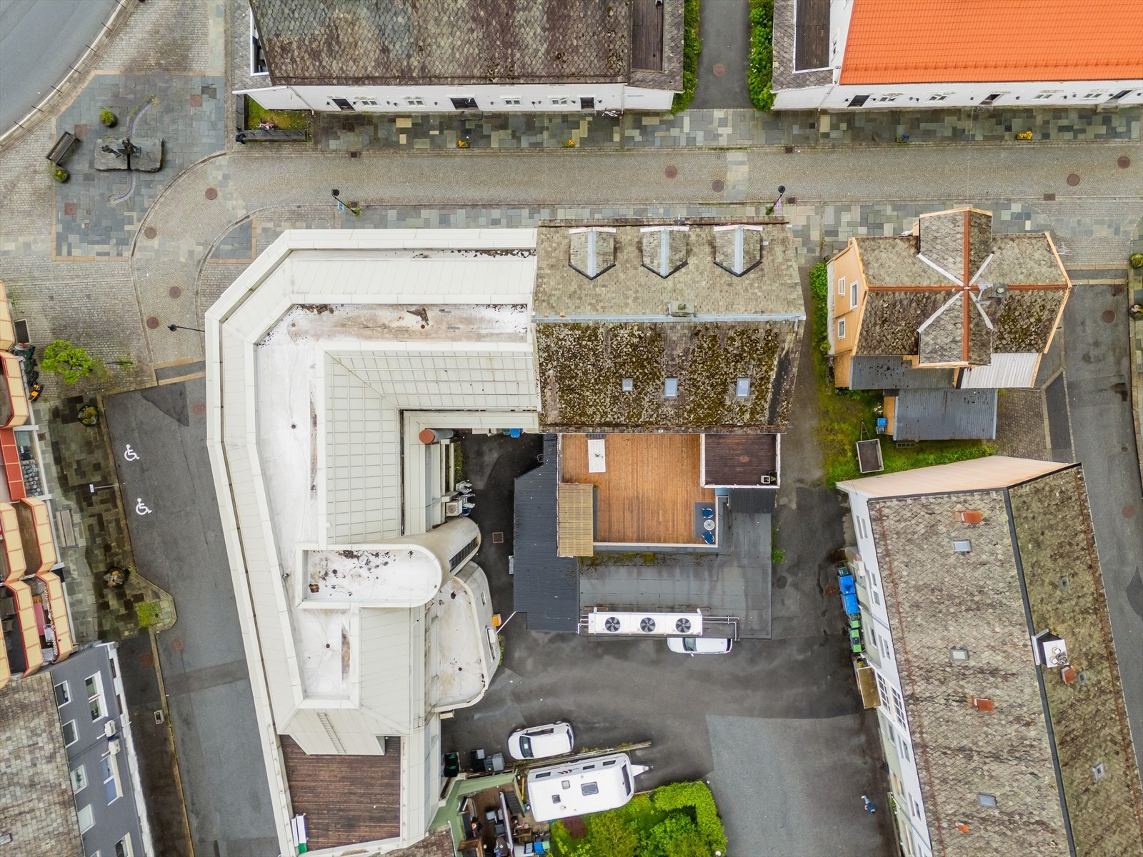 Man har parkering i skjermet bakgård Galleribilde