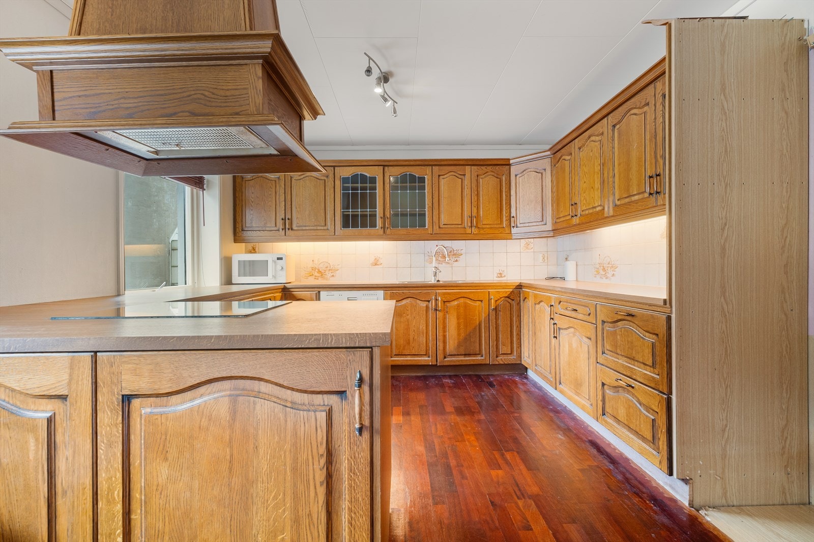 Kjøkkenet har god skap- og benkeplass Galleribilde