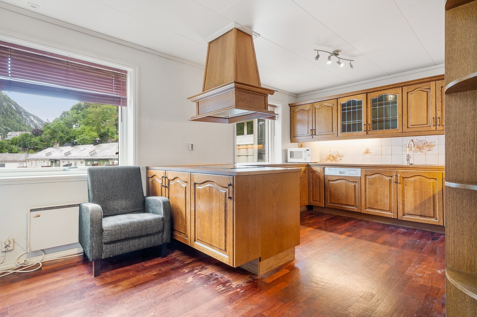 Romslig kjøkken med plass til frokostbord Galleribilde