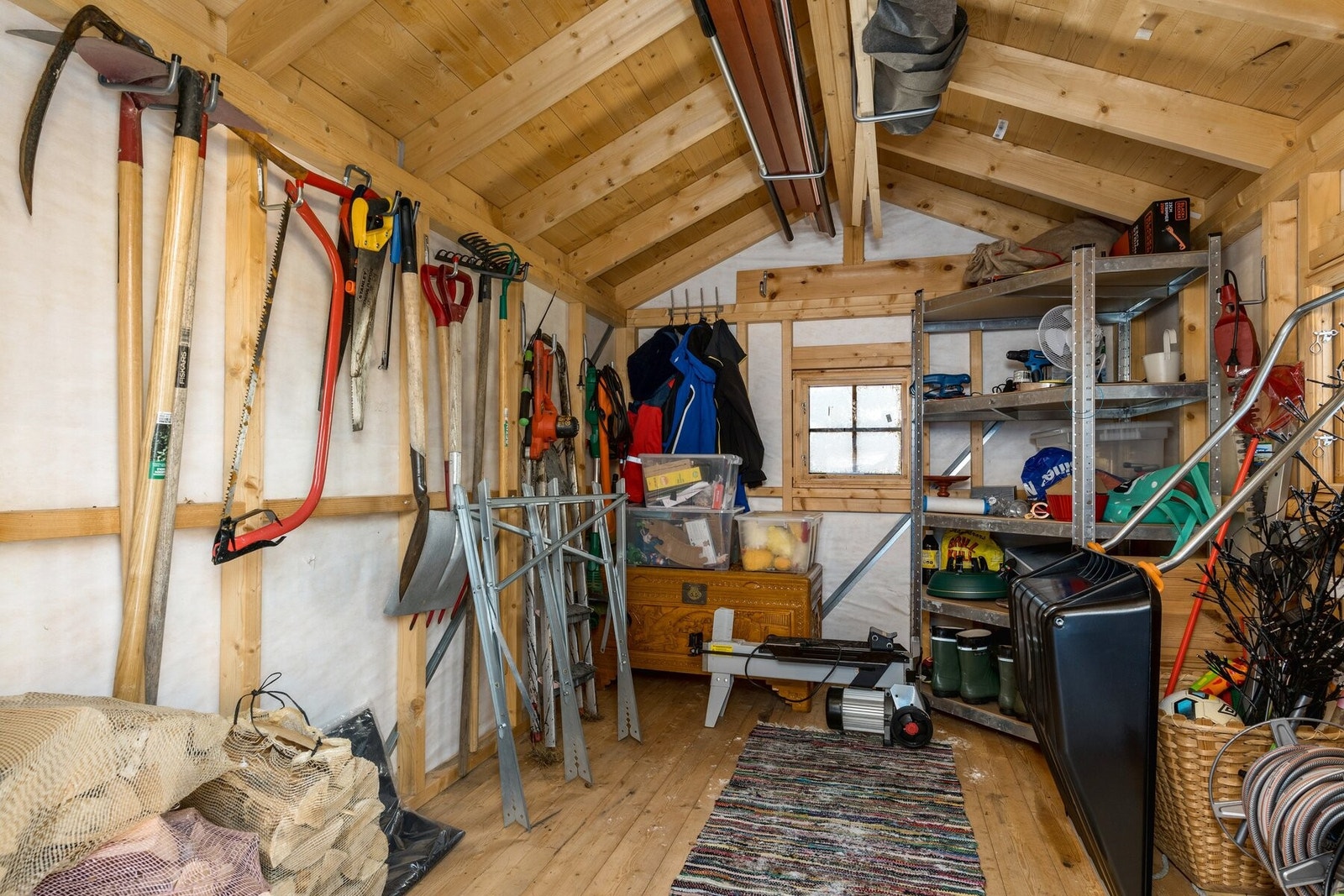 Praktisk uthus/ bod med innlagt strøm. Galleribilde