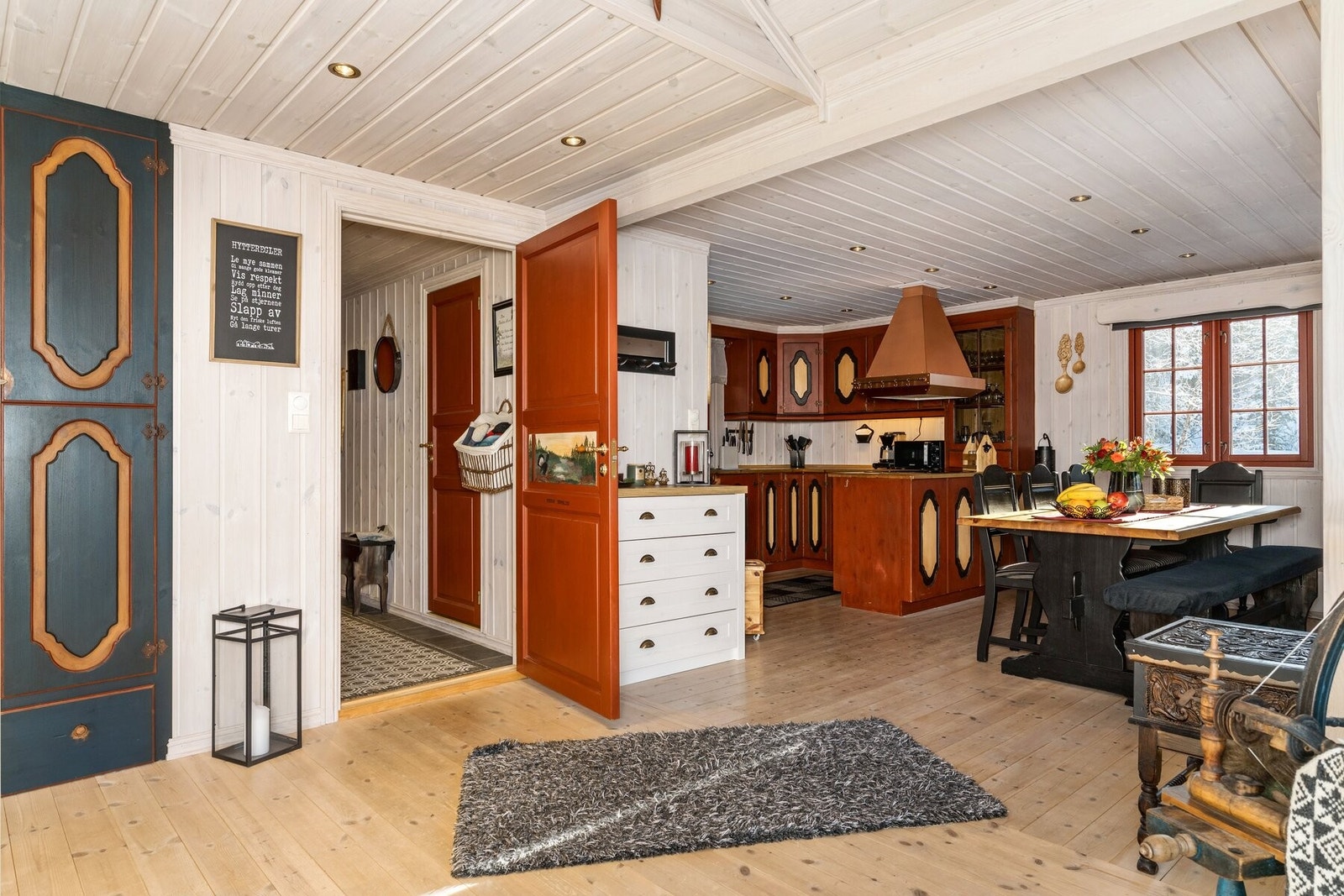 Plassbygd skap i vegg. Galleribilde