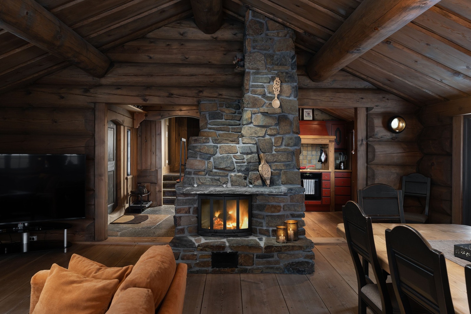 Peisen både varmer og skaper hyttekos, og er synlig både fra spisestuen og salongen. Galleribilde