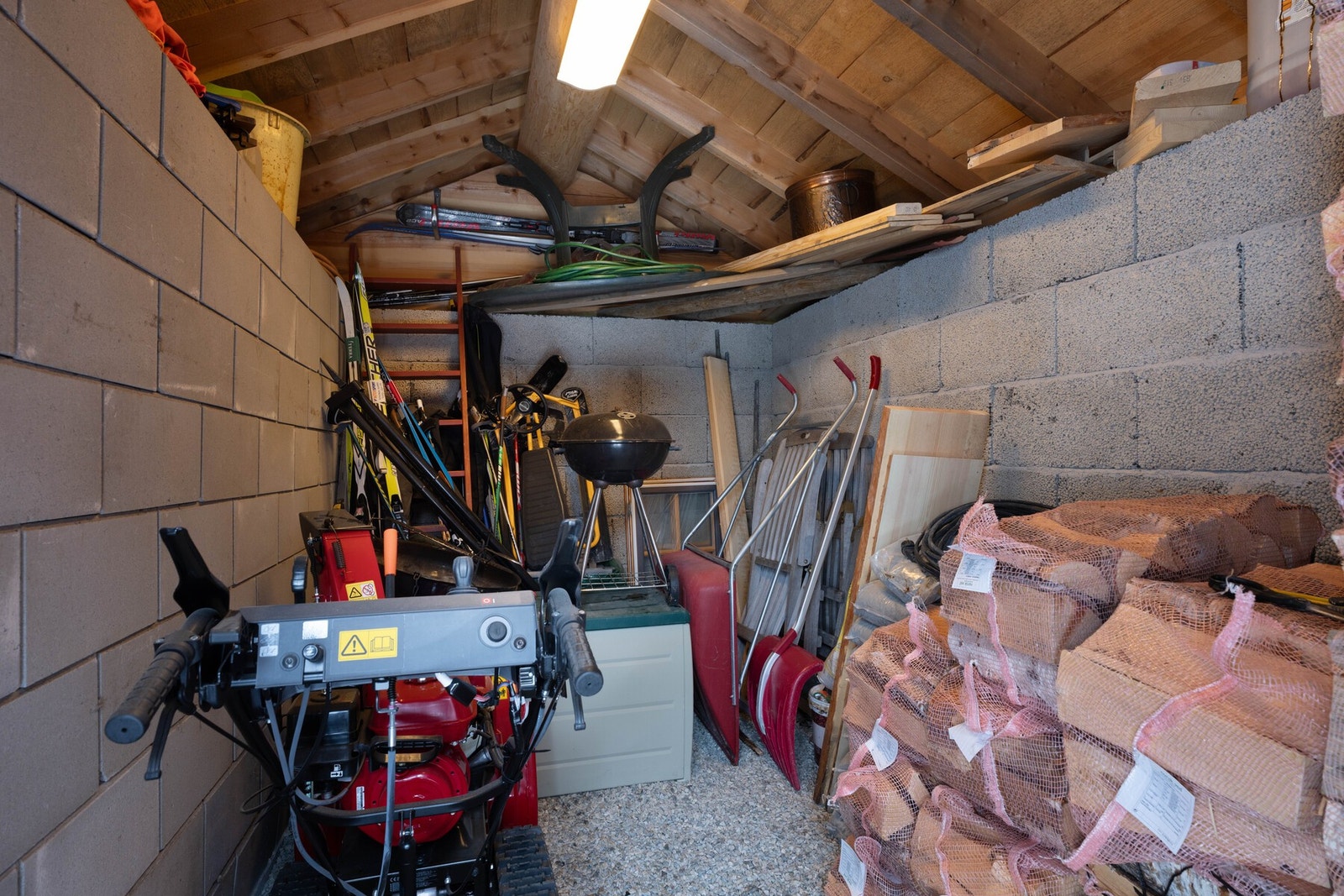 Uthus med god plass til lagring Galleribilde