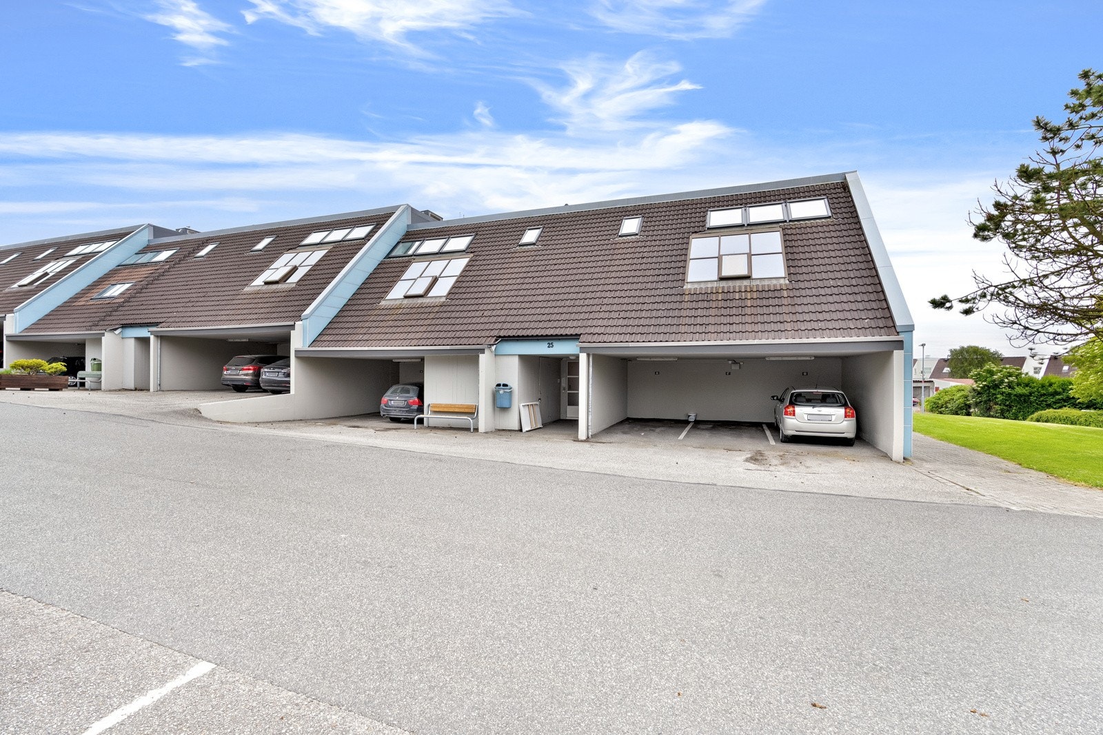 Egen carport like ved inngangsdøren. Galleribilde