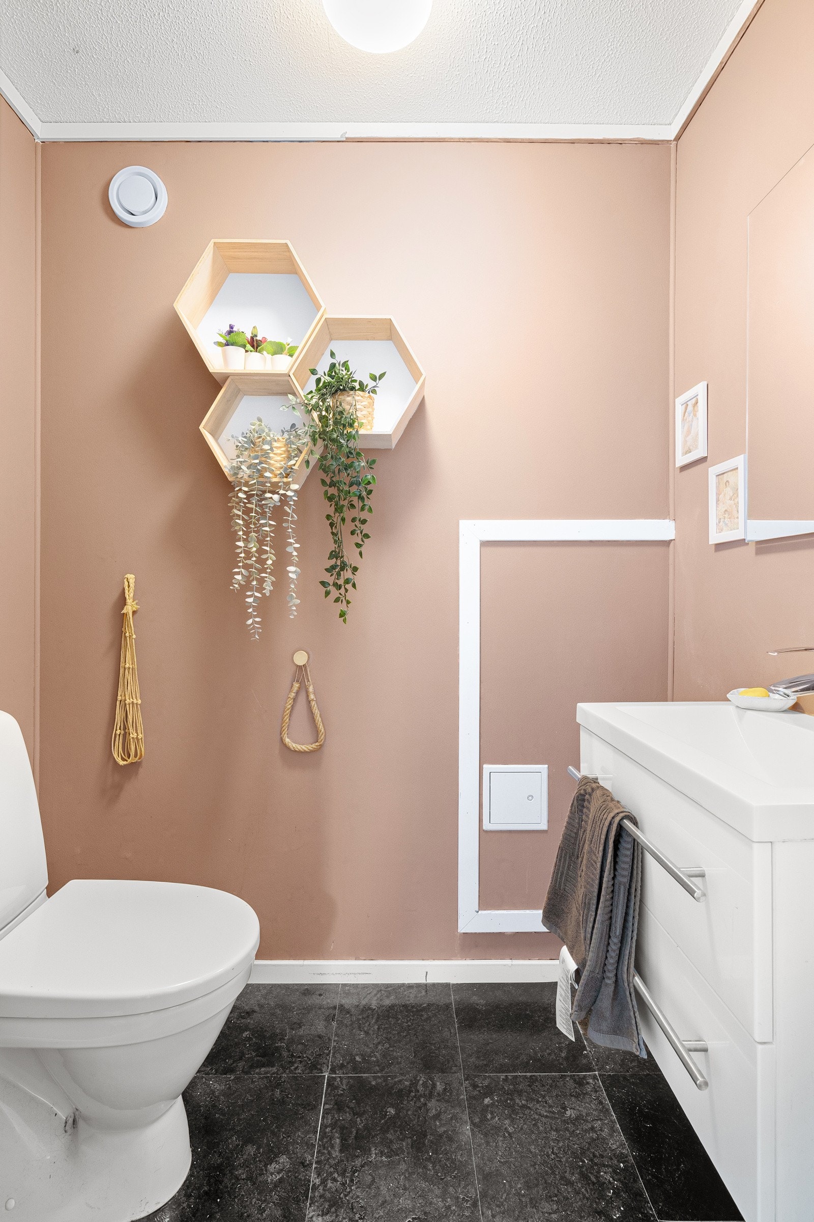 Toalettrommet har gulvstående toalett og seksjon med servant. Galleribilde