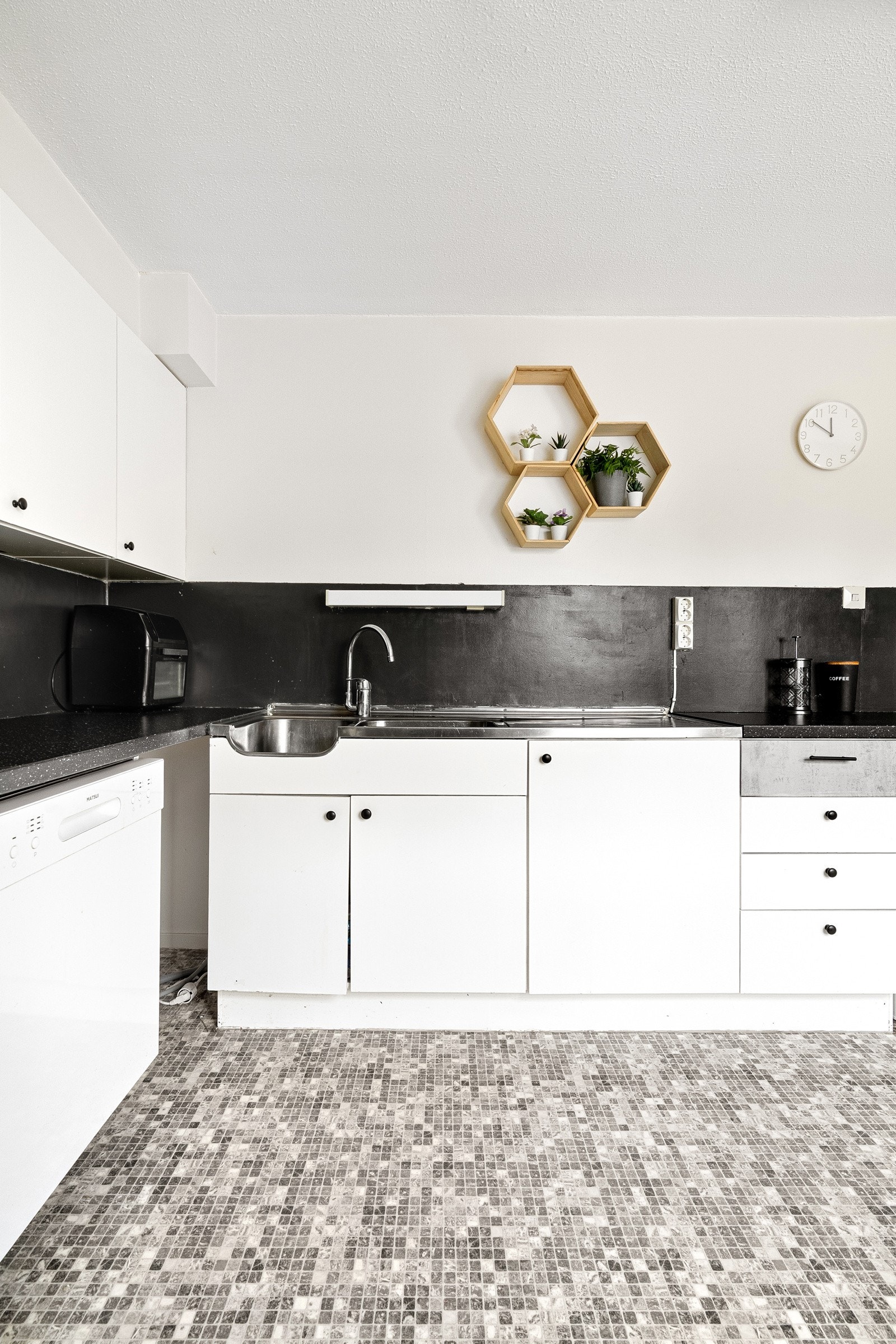 Det er godt med skap og benkeplass til det du måtte ha av kjøkkenutstyr og redskaper. Galleribilde